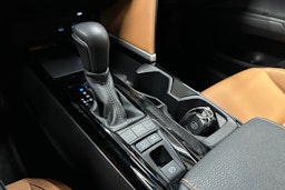 harmaa Toyota Camry 2025 kuva 25.