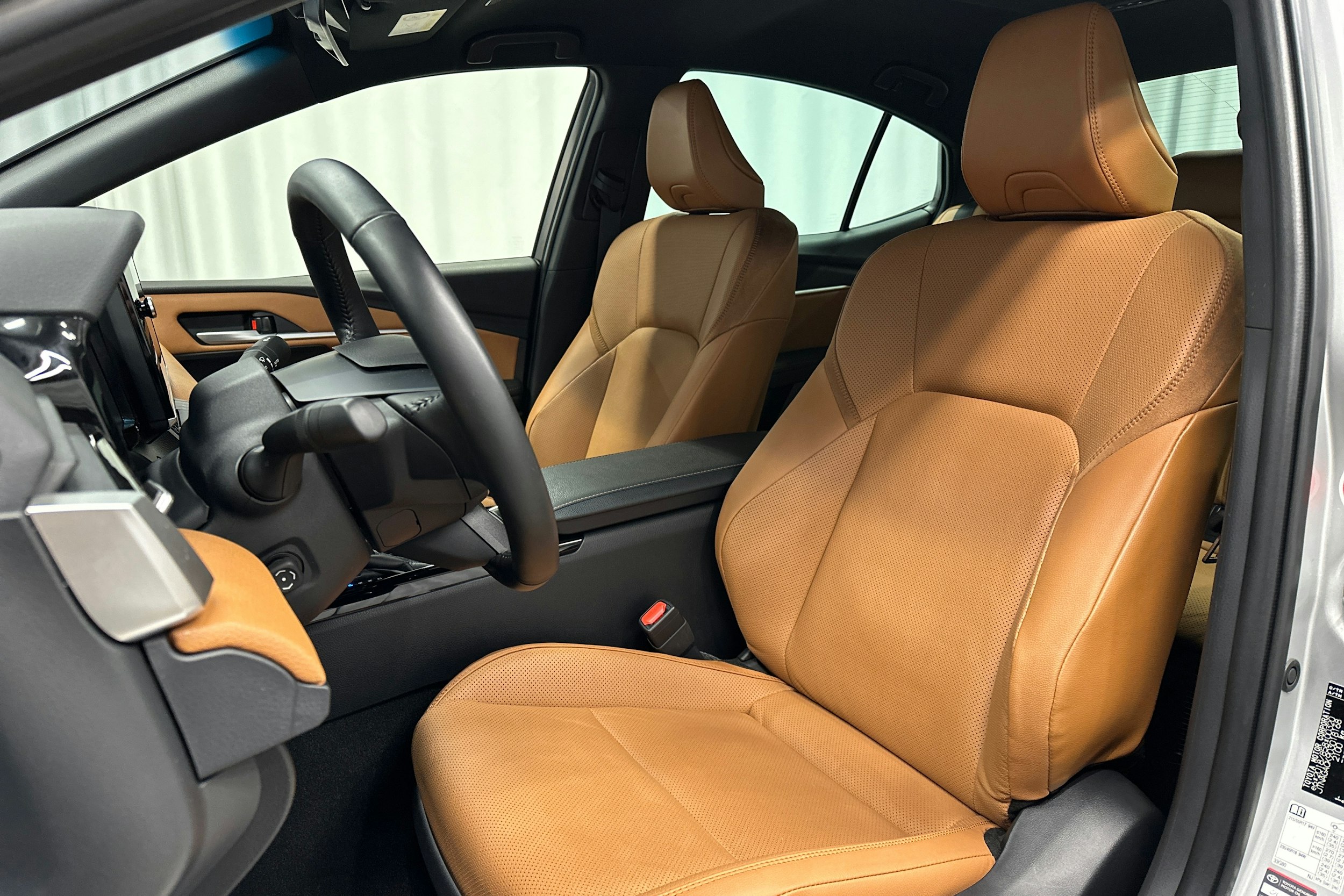 harmaa Toyota Camry 2025 kuva 26.