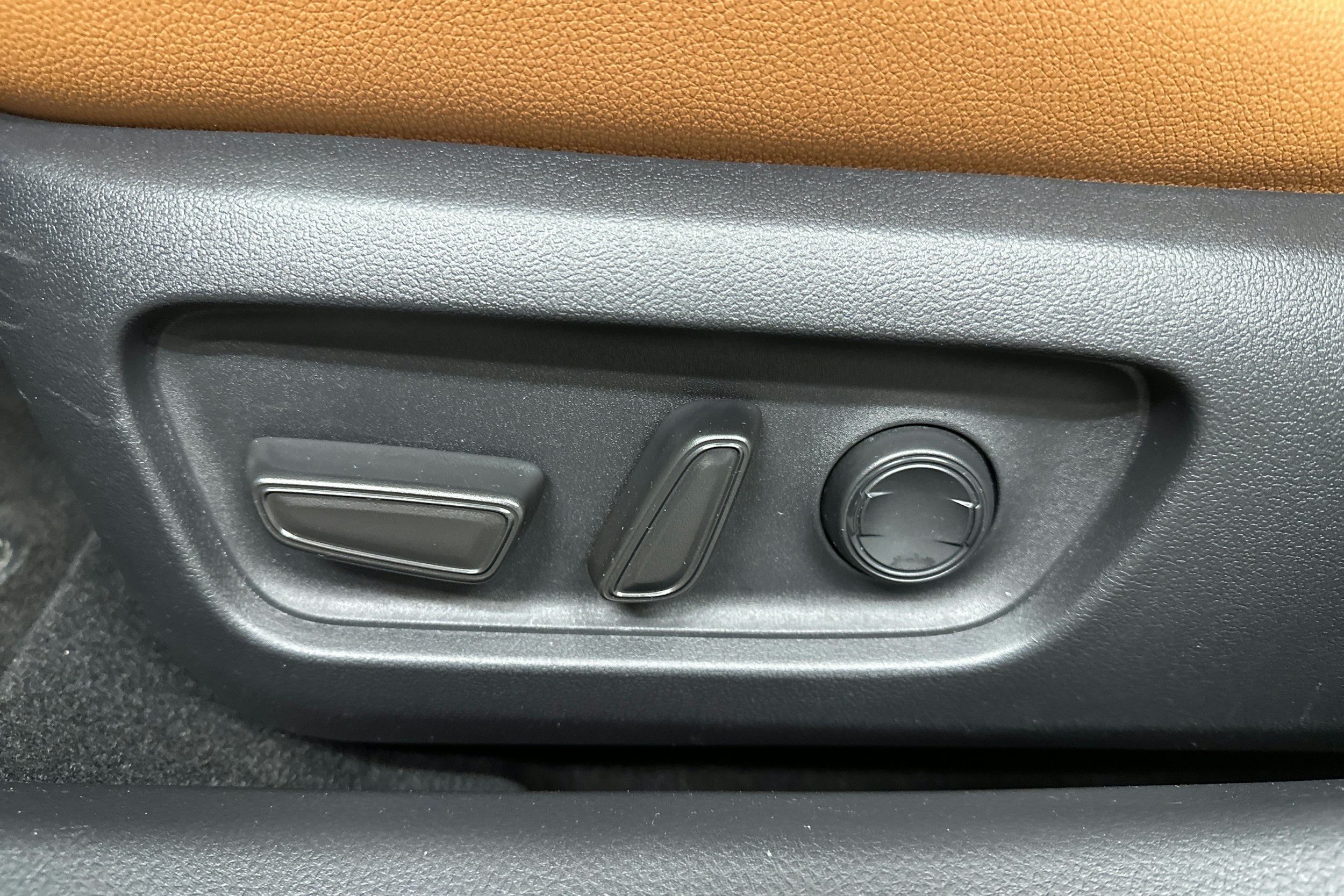 harmaa Toyota Camry 2025 kuva 27.