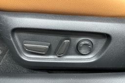 harmaa Toyota Camry 2025 kuva 27.