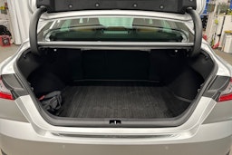 harmaa Toyota Camry 2025 kuva 28.