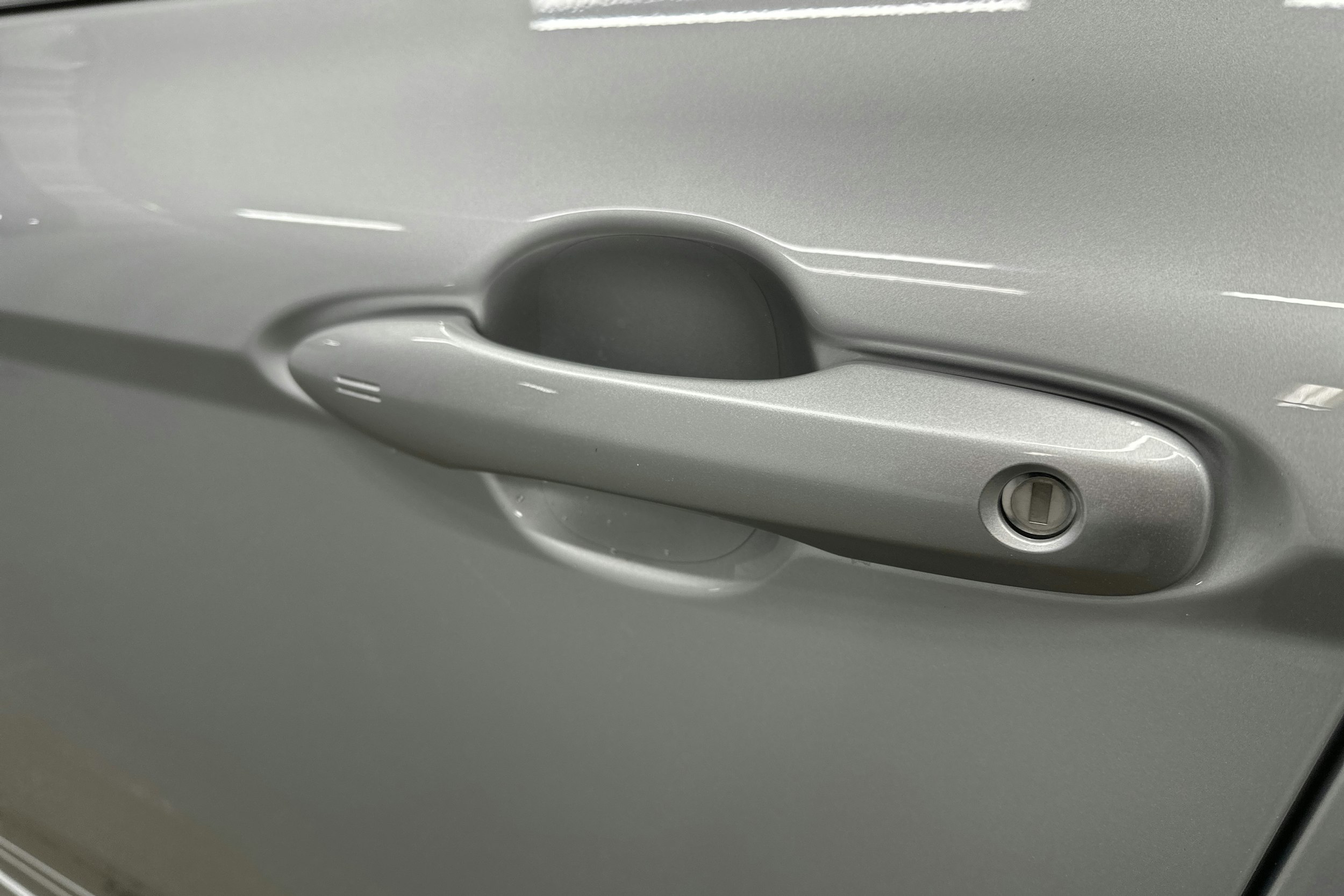 harmaa Toyota Camry 2025 kuva 29.