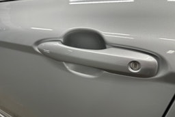 harmaa Toyota Camry 2025 kuva 29.