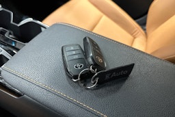 harmaa Toyota Camry 2025 kuva 30.