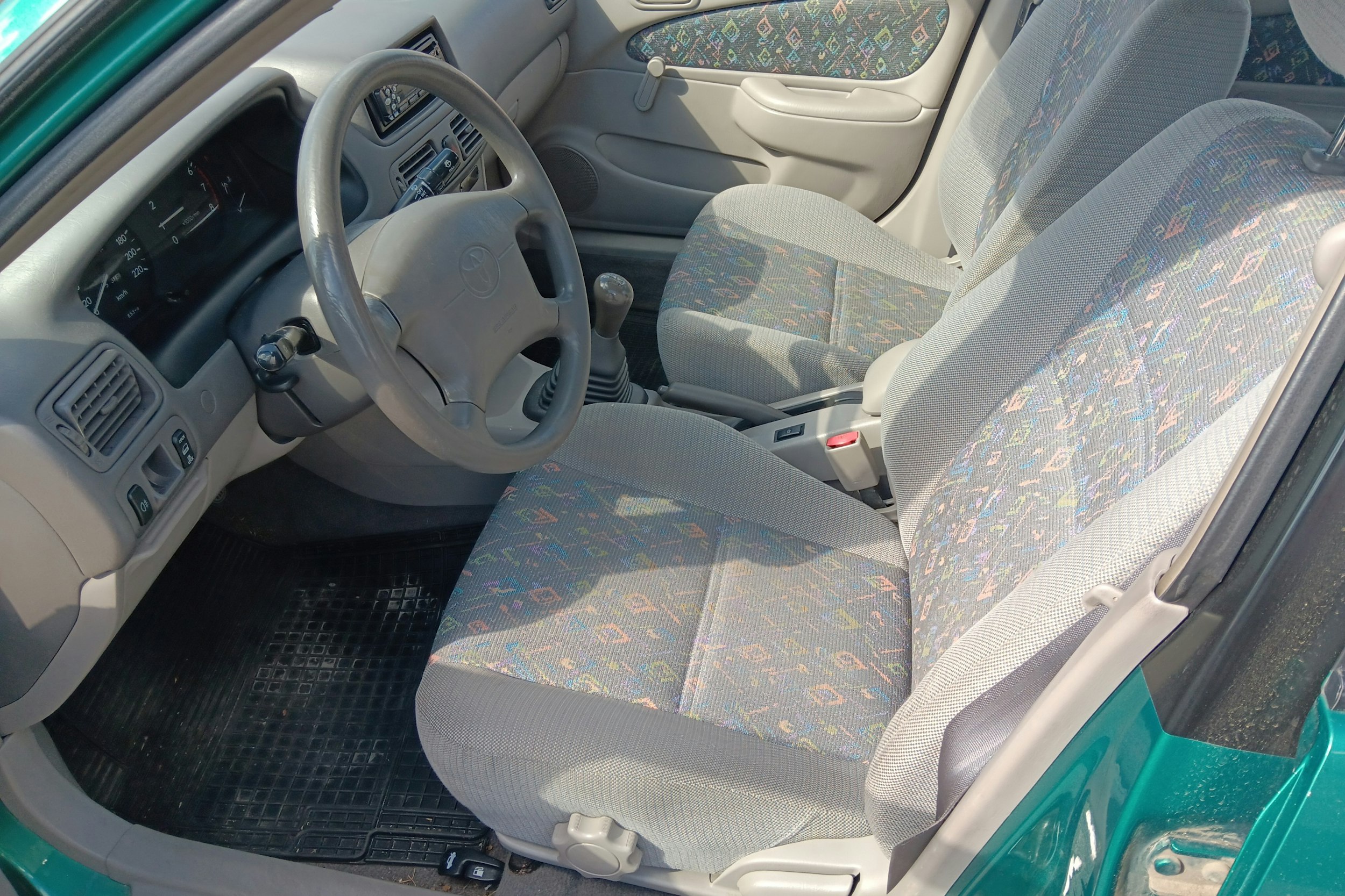 Vihreä Toyota Corolla 1998 kuva 3.