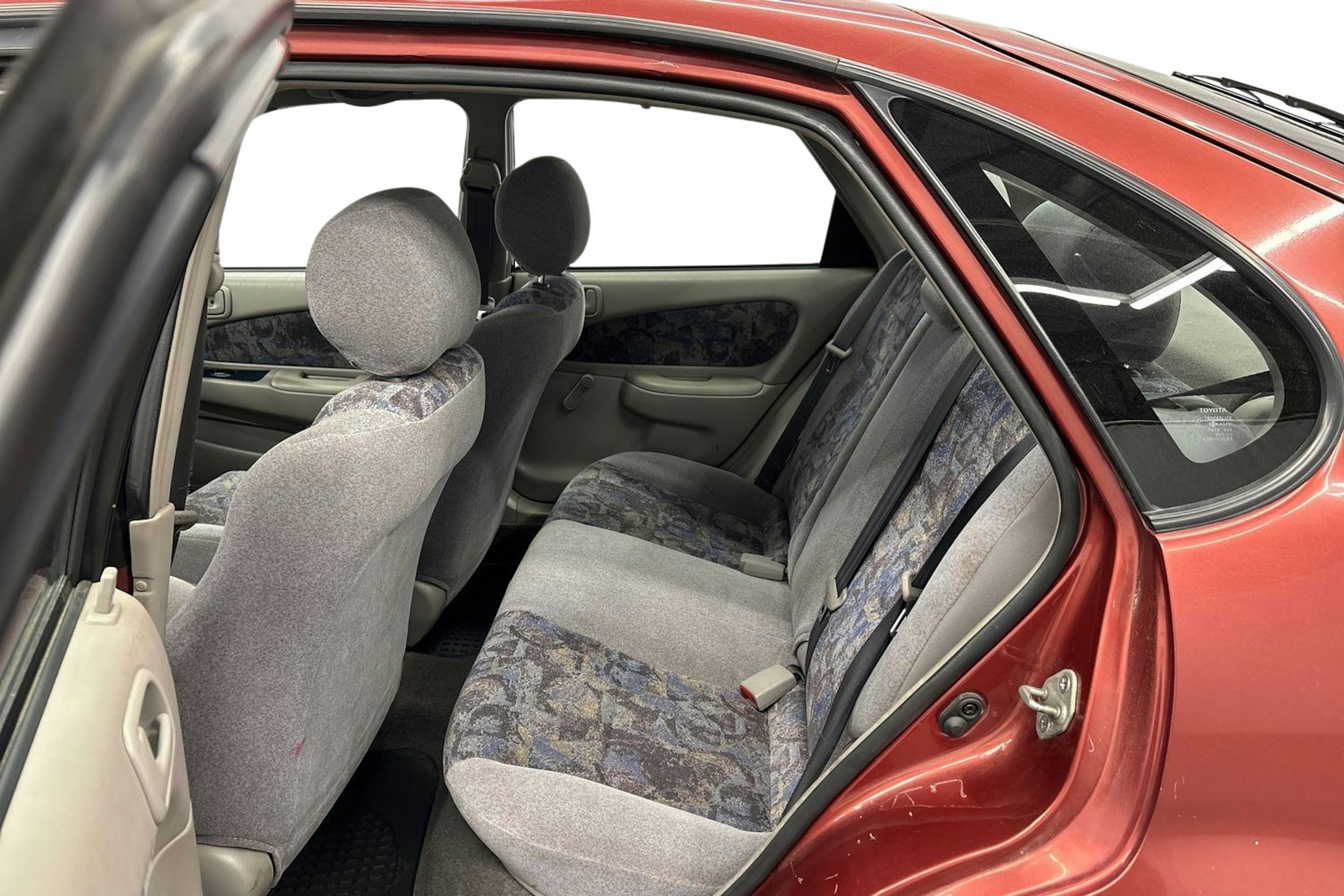punainen Toyota Corolla 1998 kuva 8.