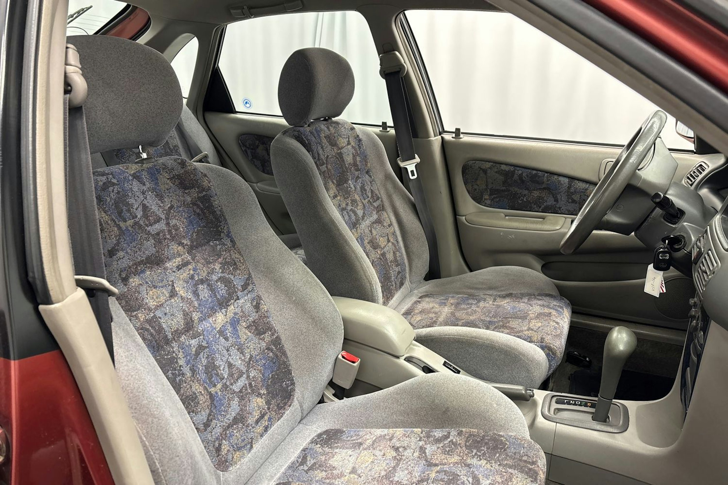 punainen Toyota Corolla 1998 kuva 11.