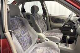 punainen Toyota Corolla 1998 kuva 11.
