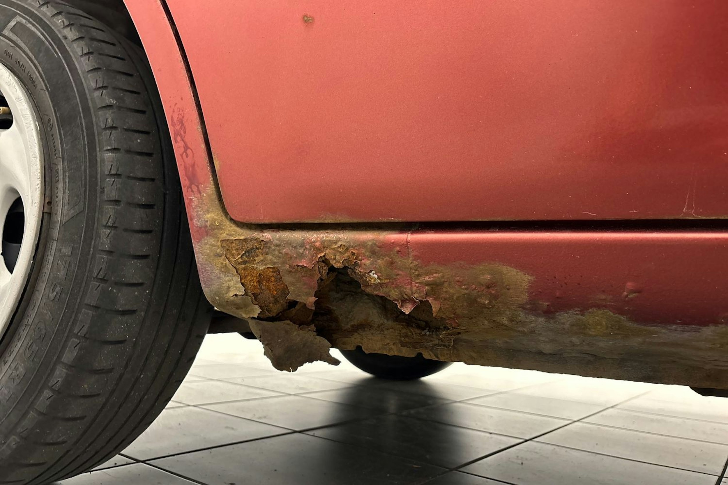 punainen Toyota Corolla 1998 kuva 12.