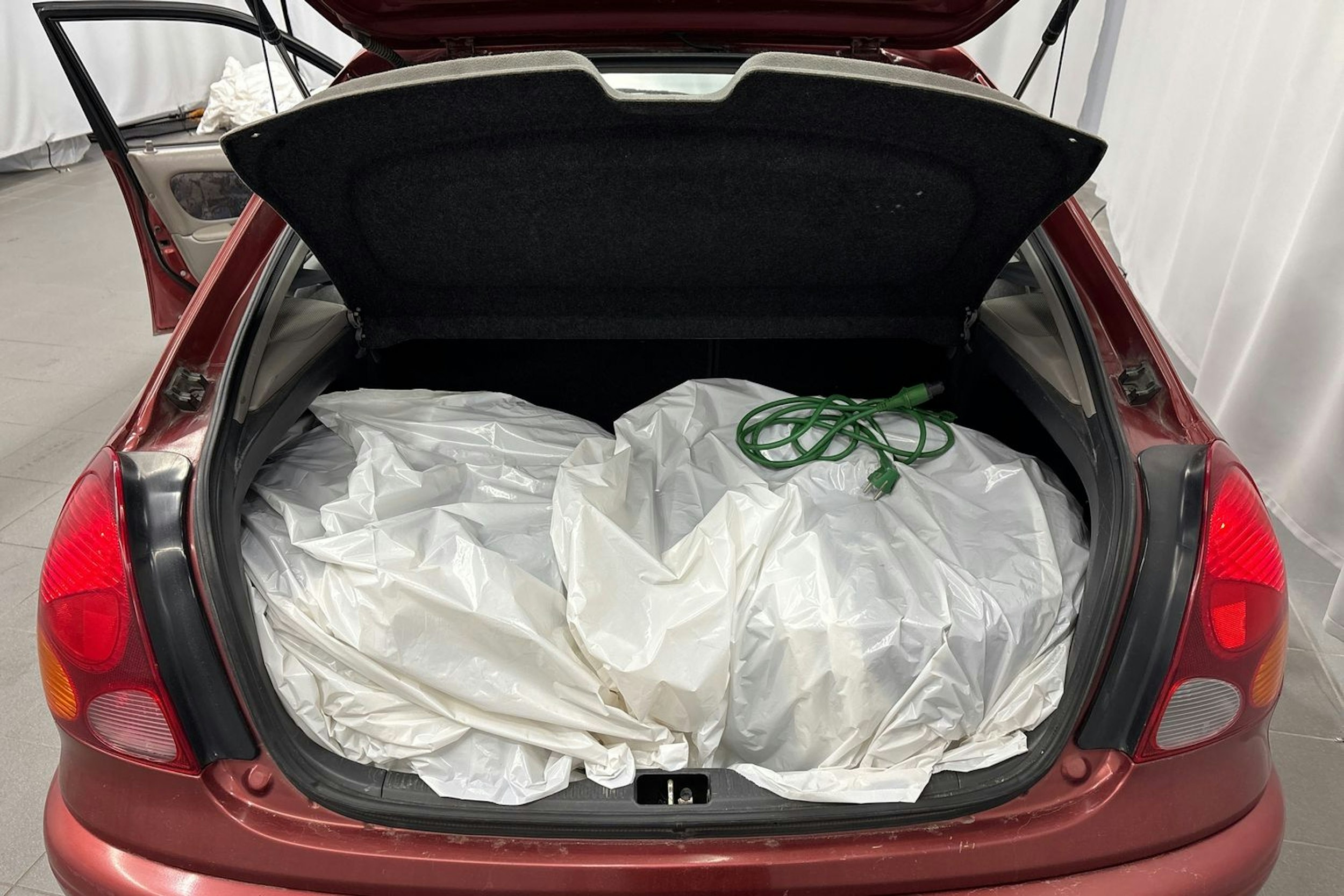 punainen Toyota Corolla 1998 kuva 20.