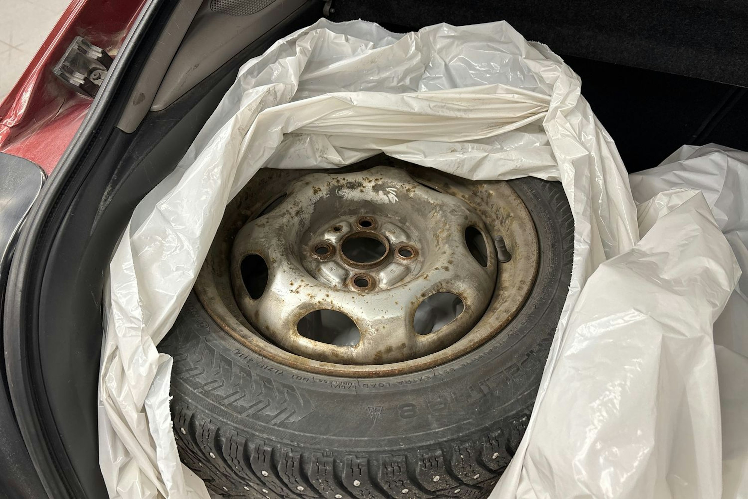 punainen Toyota Corolla 1998 kuva 21.