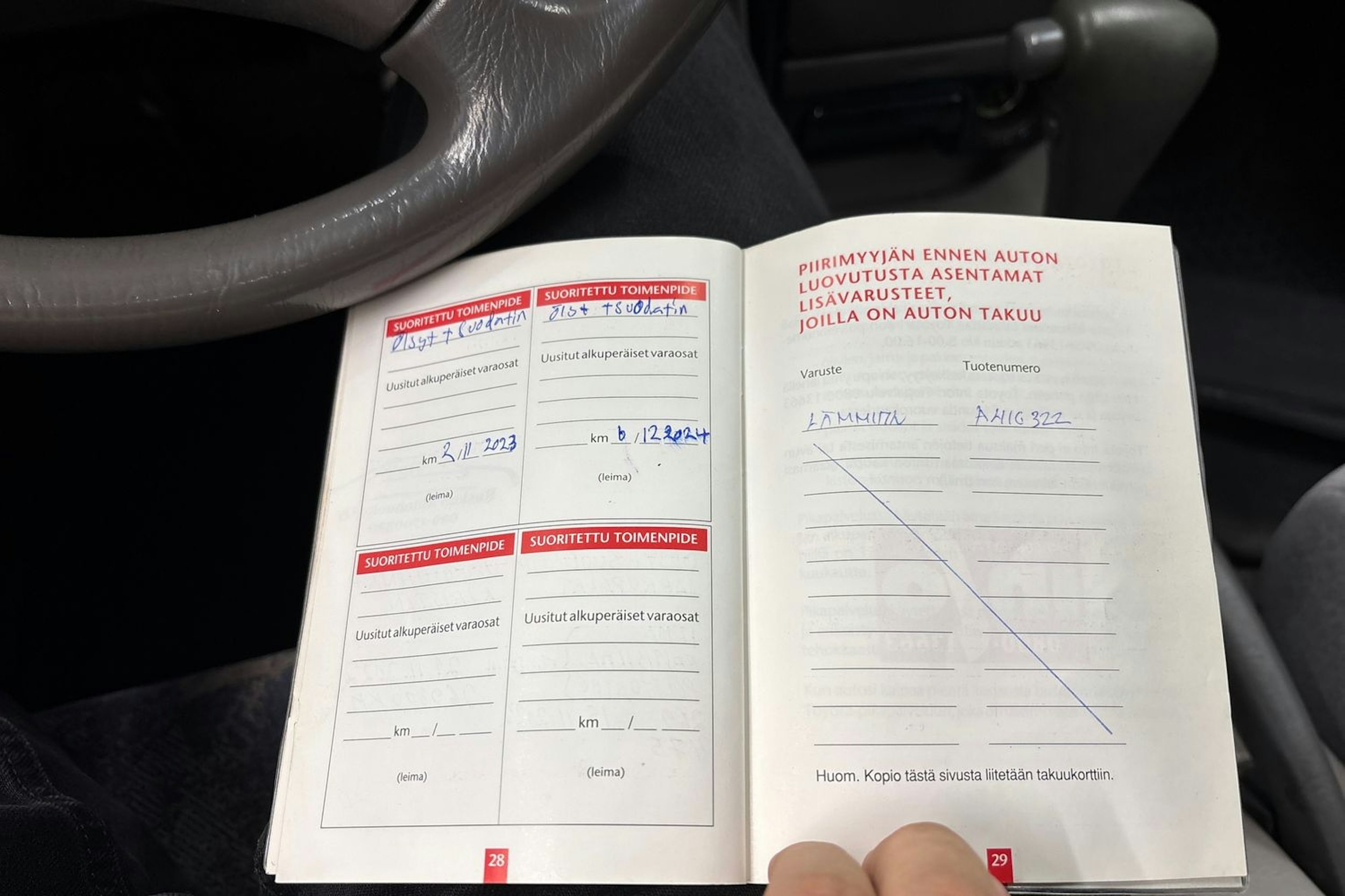 punainen Toyota Corolla 1998 kuva 32.