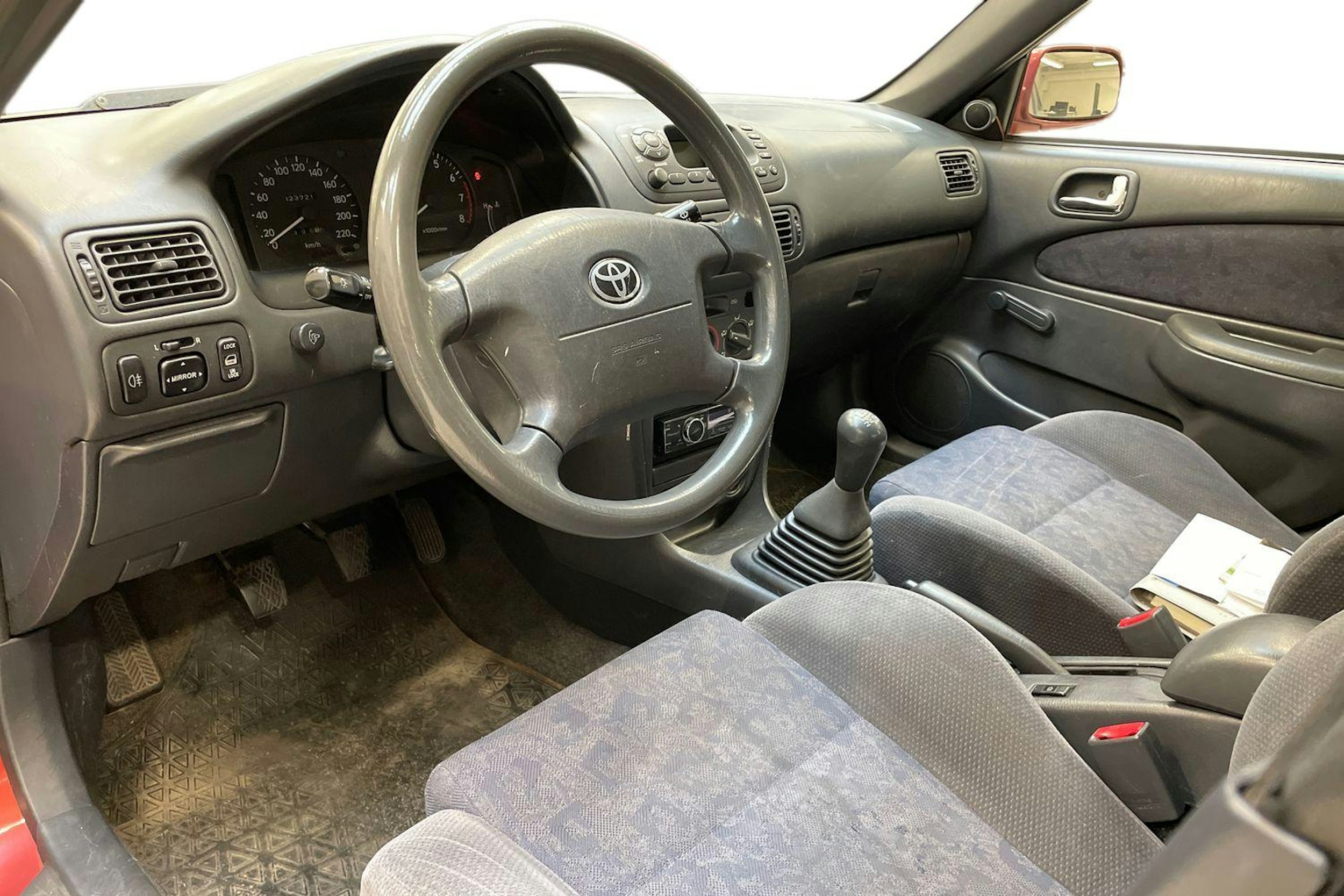 punainen Toyota Corolla 2000 kuva 6.