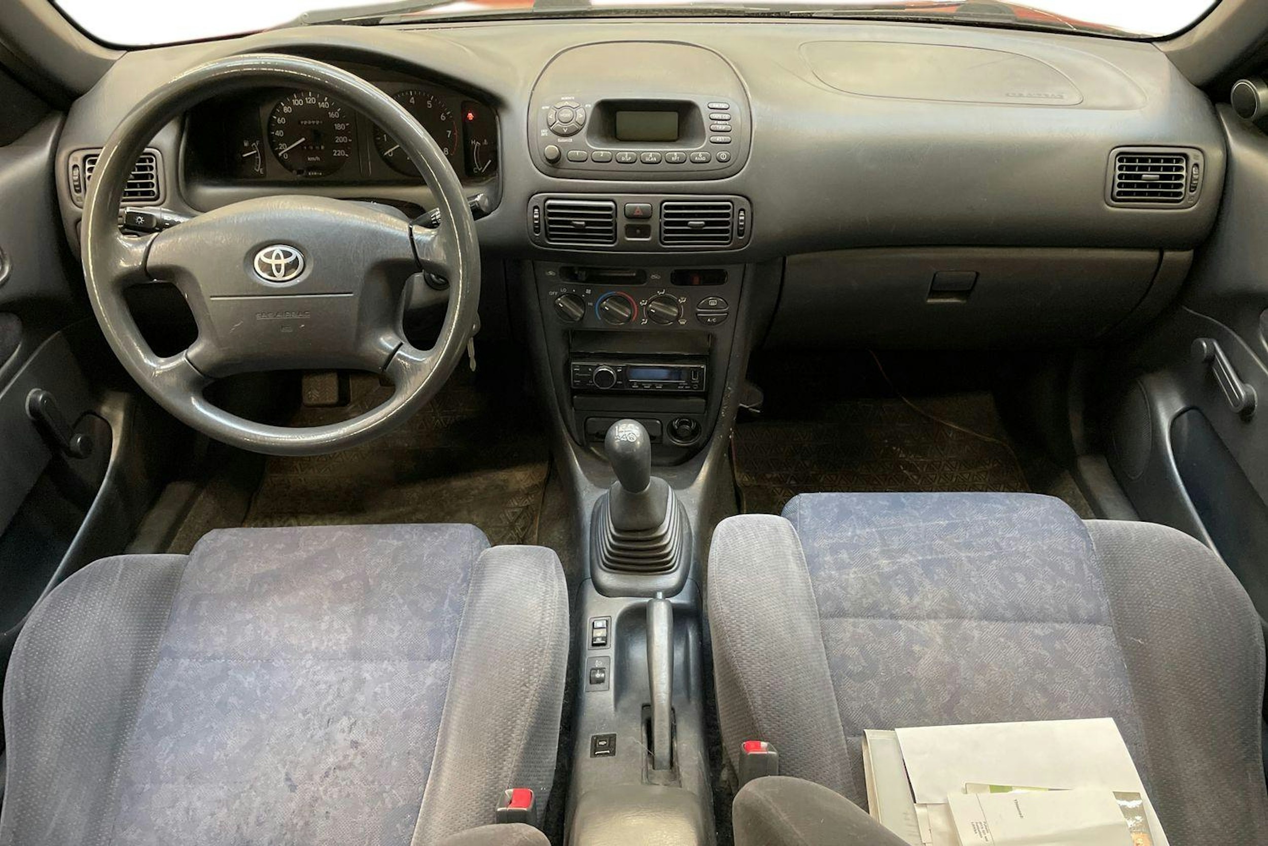 punainen Toyota Corolla 2000 kuva 7.