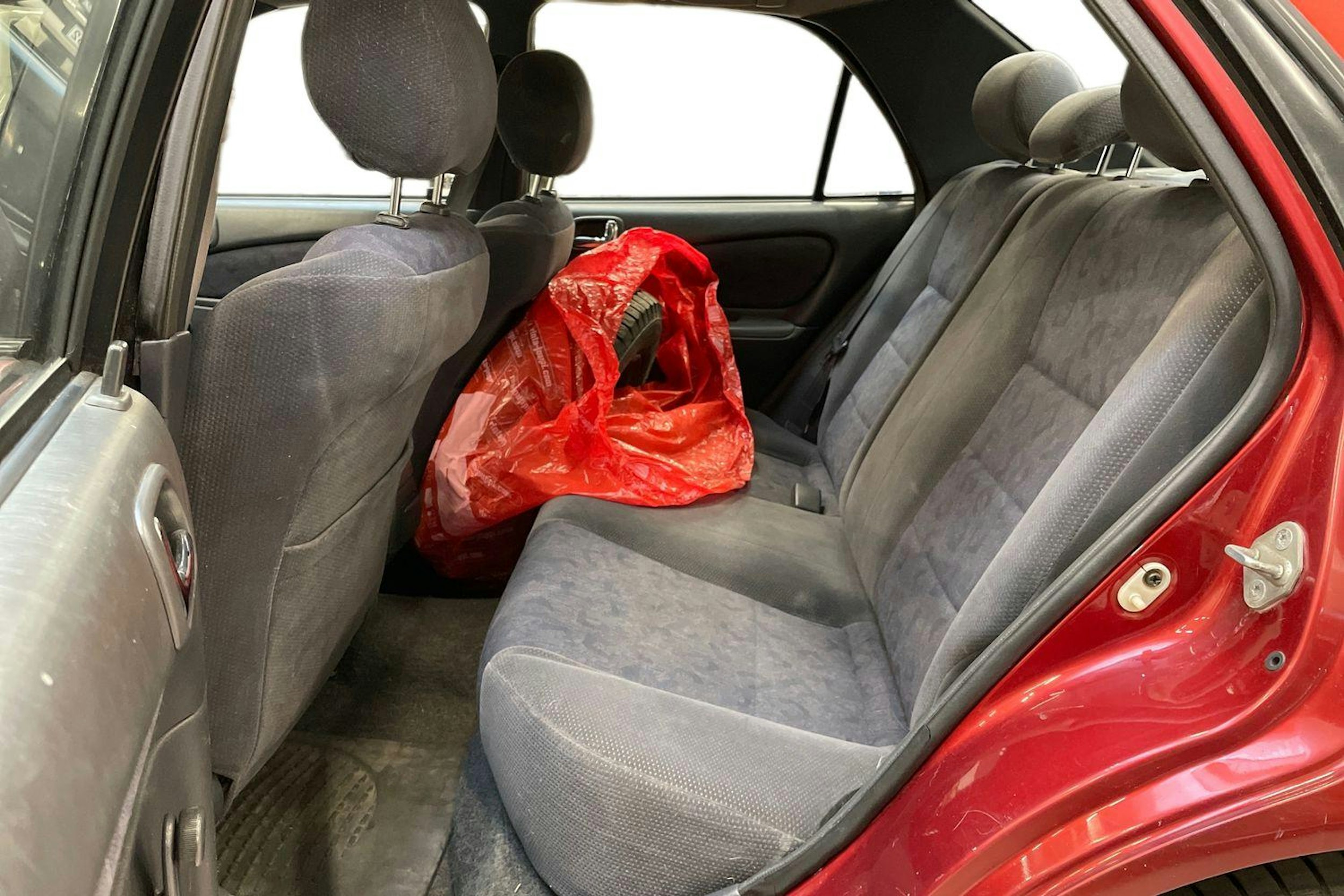 punainen Toyota Corolla 2000 kuva 8.