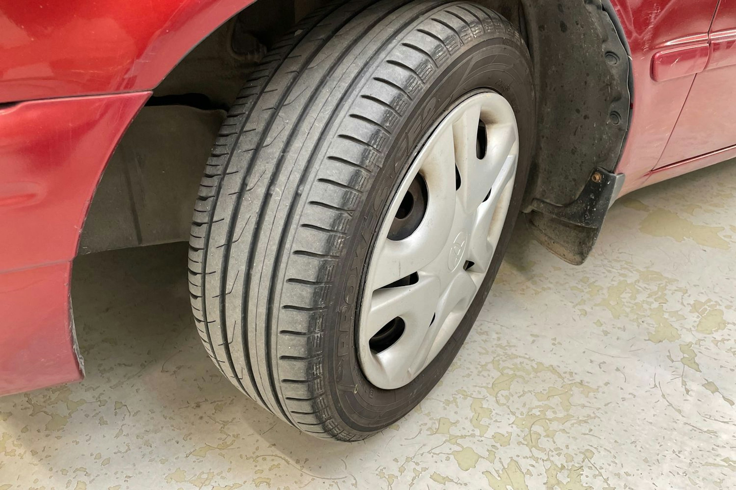 punainen Toyota Corolla 2000 kuva 9.