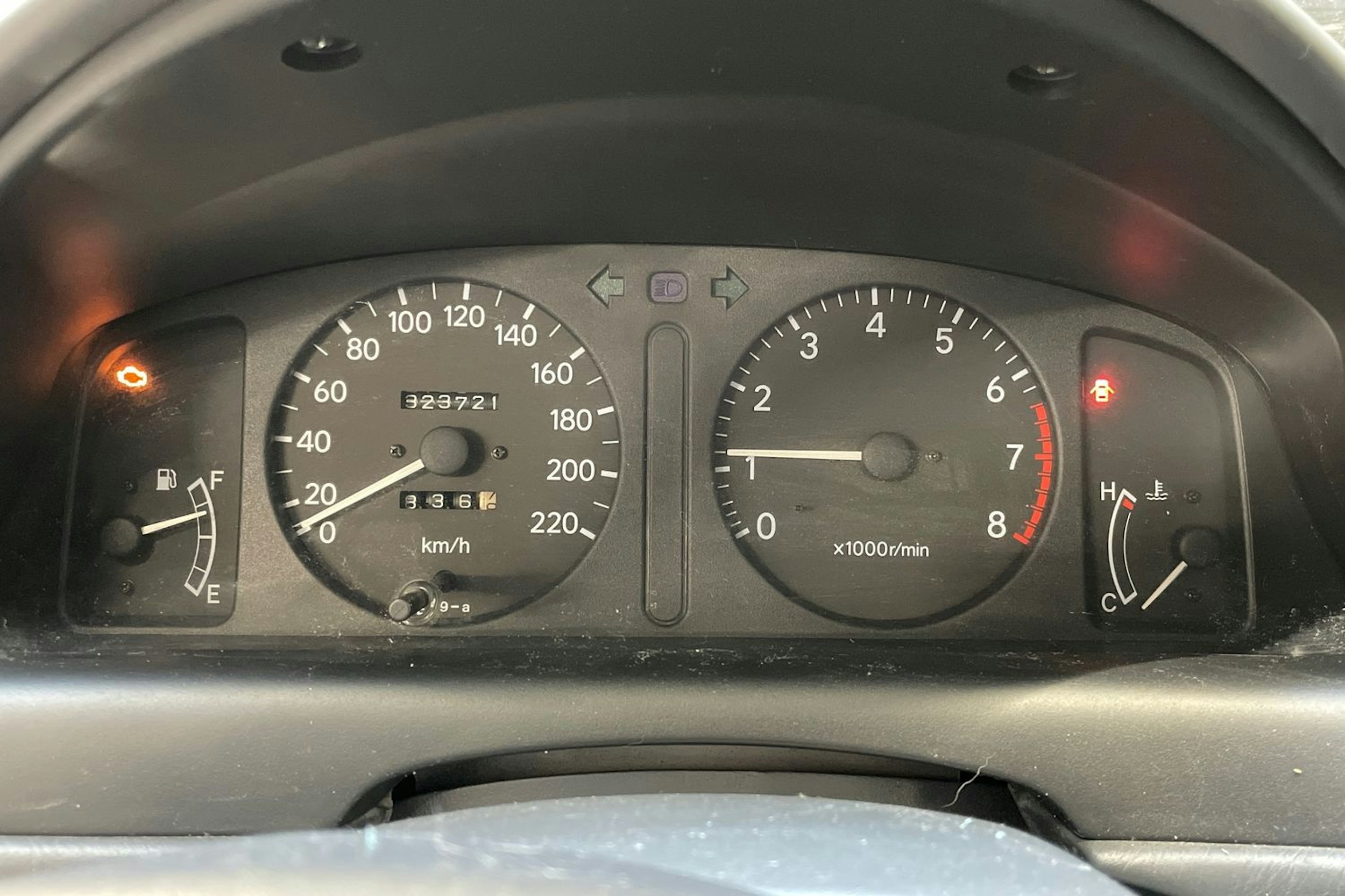 punainen Toyota Corolla 2000 kuva 12.