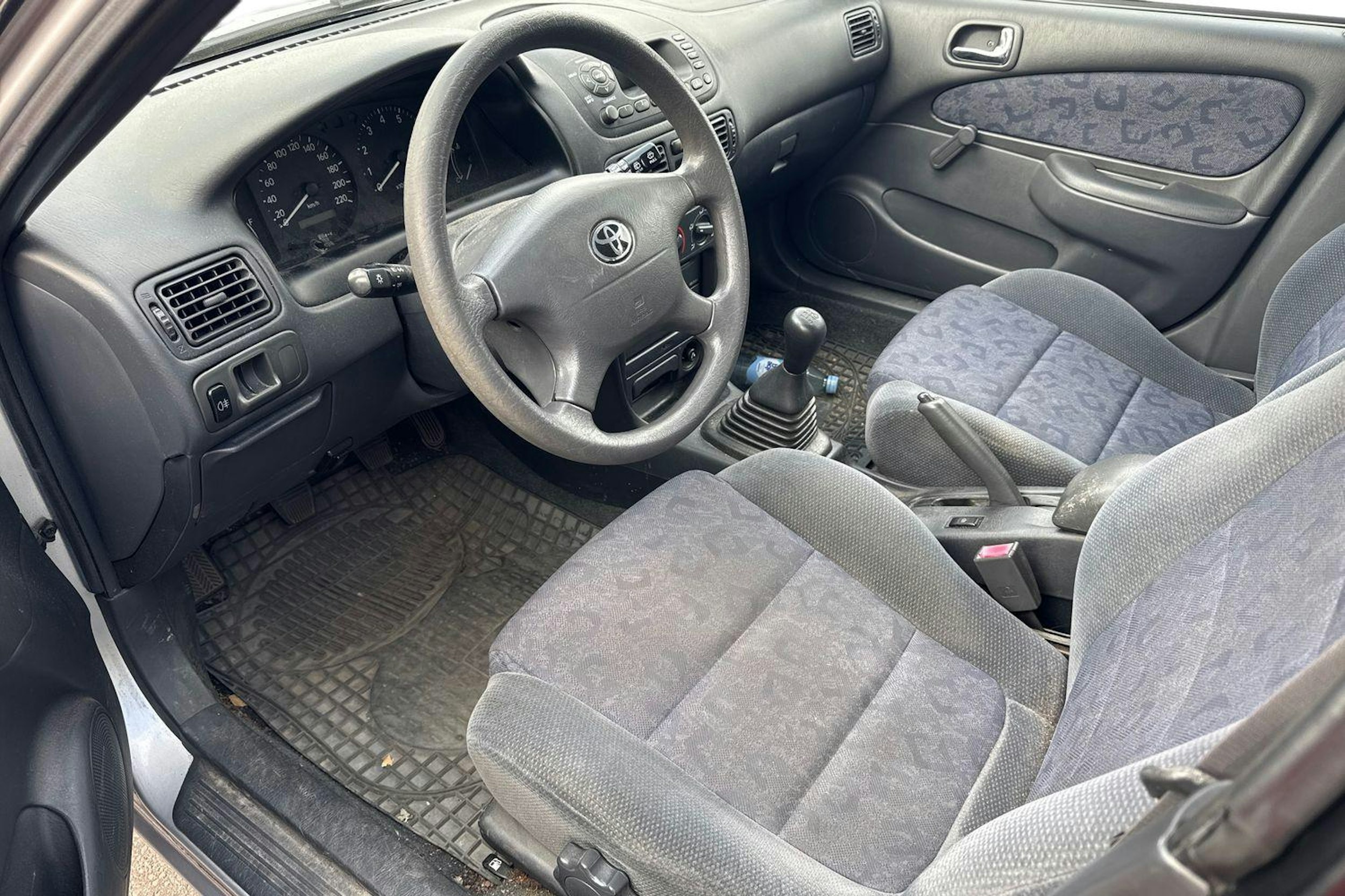 hopea Toyota Corolla 2001 kuva 3.
