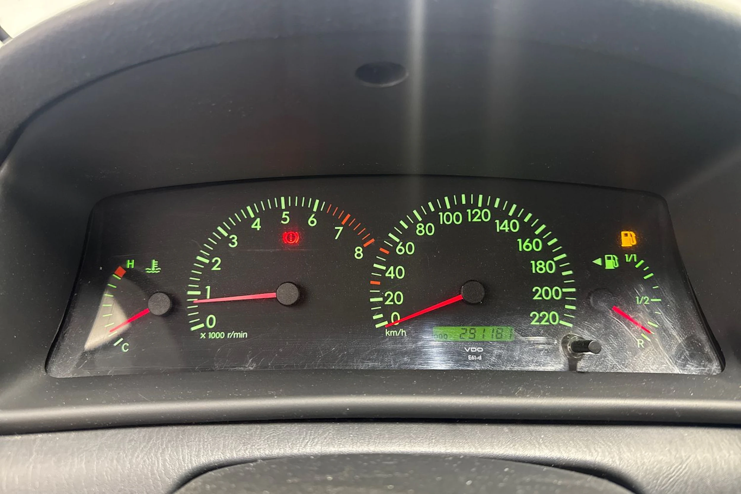 punainen Toyota Corolla 2002 kuva 13.