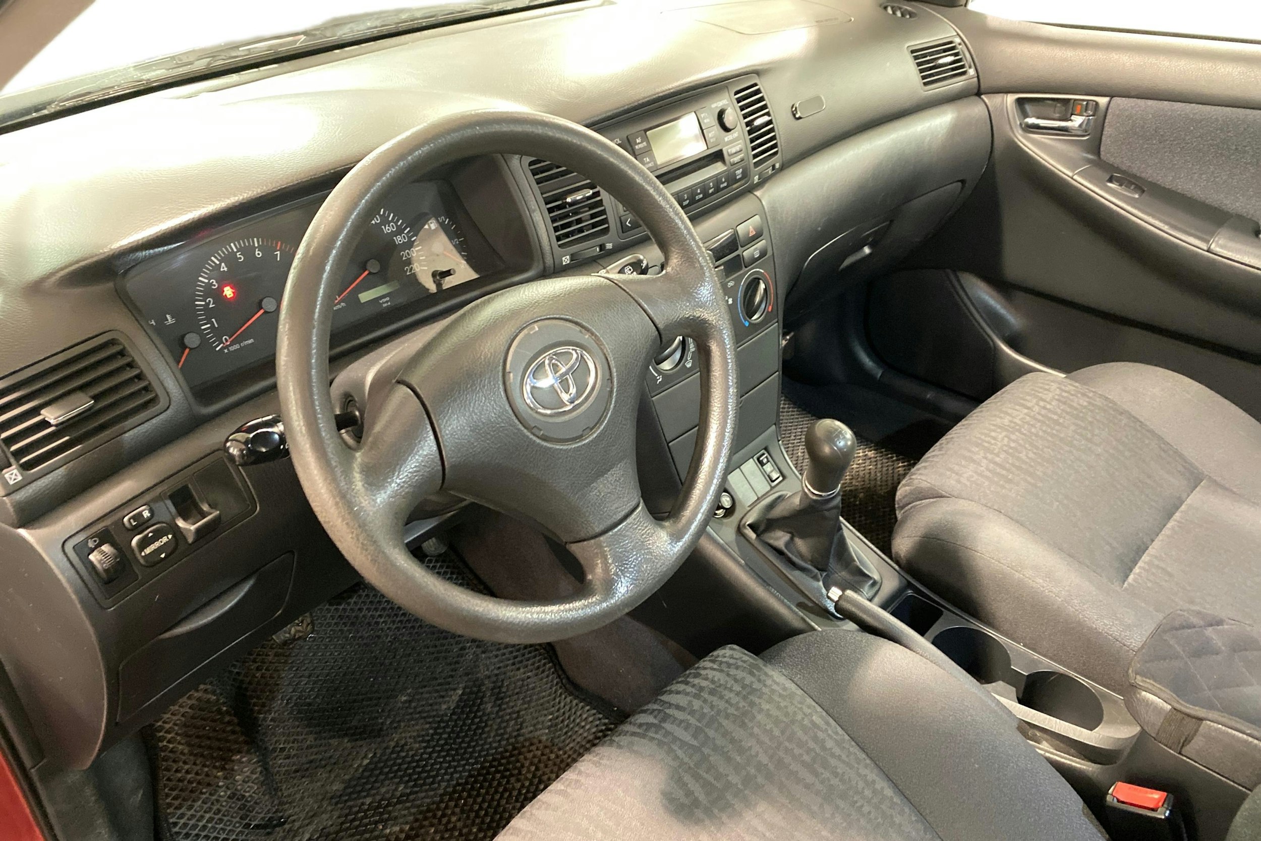 punainen Toyota Corolla 2003 kuva 7.