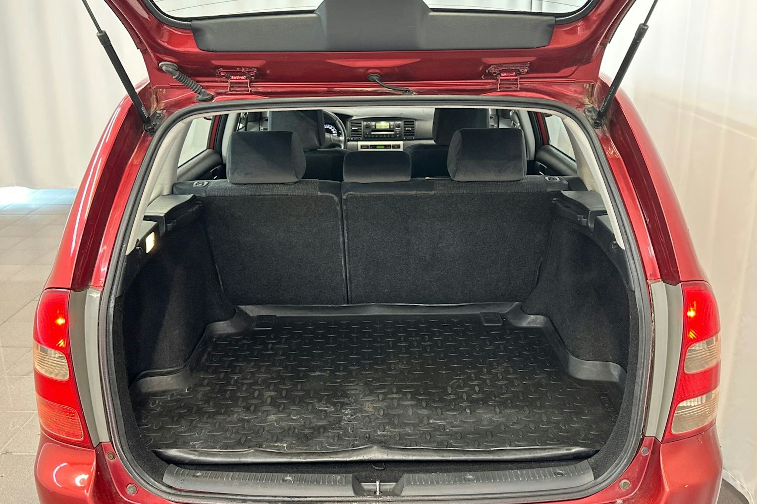 punainen Toyota Corolla 2003 kuva 15.