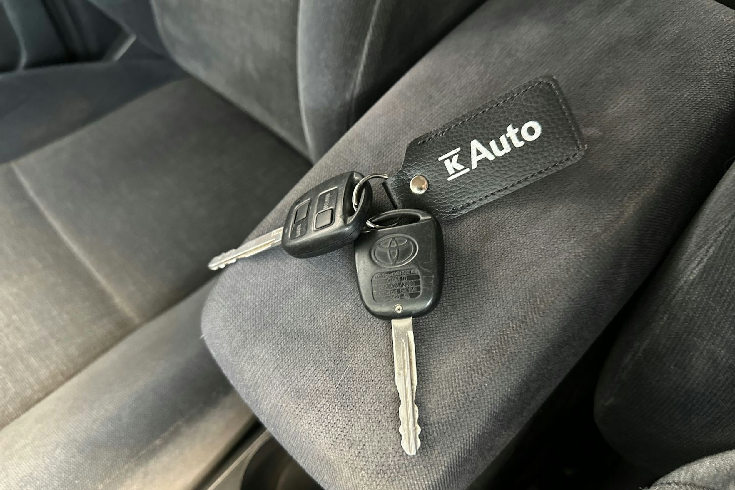 punainen Toyota Corolla 2003 kuva 23.