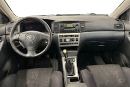 Punainen Toyota Corolla 2004 kuva 9.