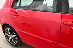 Punainen Toyota Corolla 2004 kuva 17.