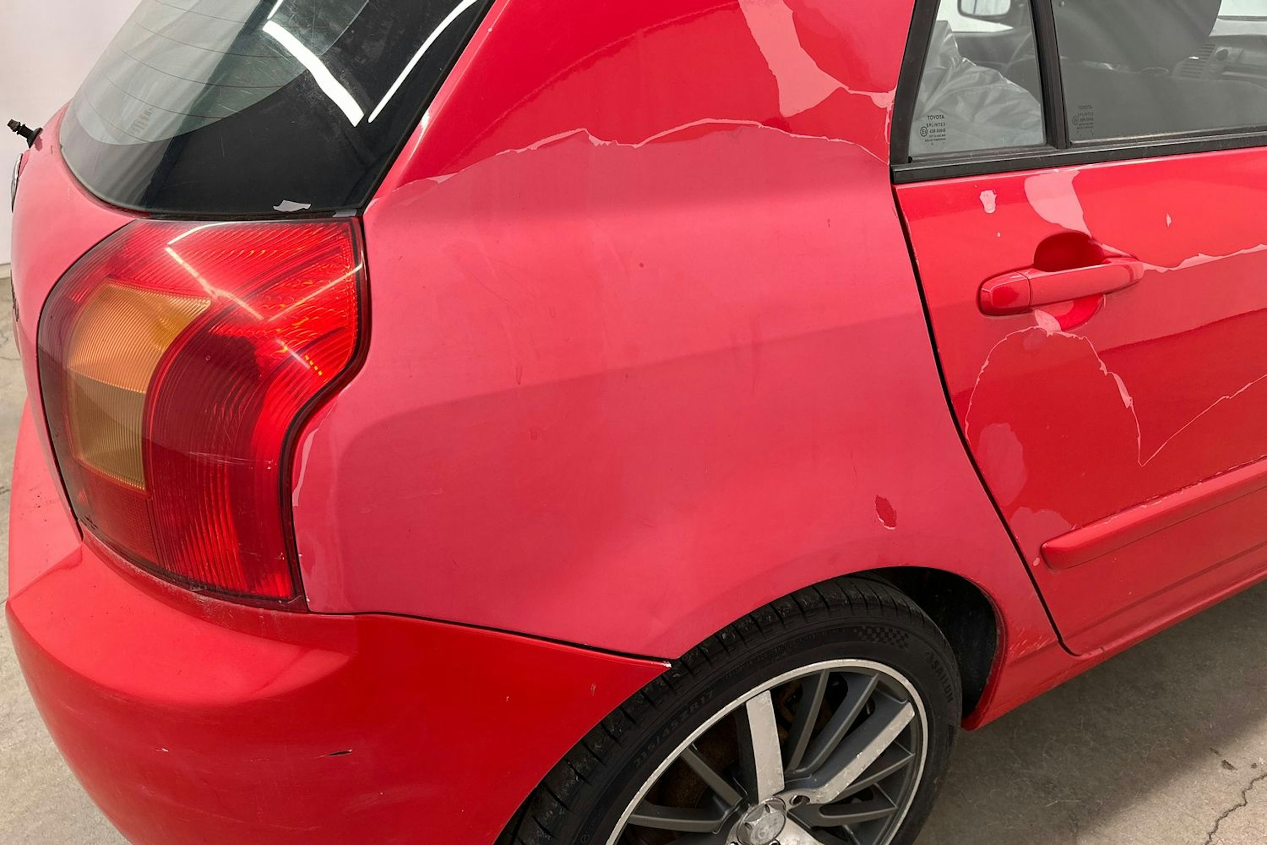 Punainen Toyota Corolla 2004 kuva 18.