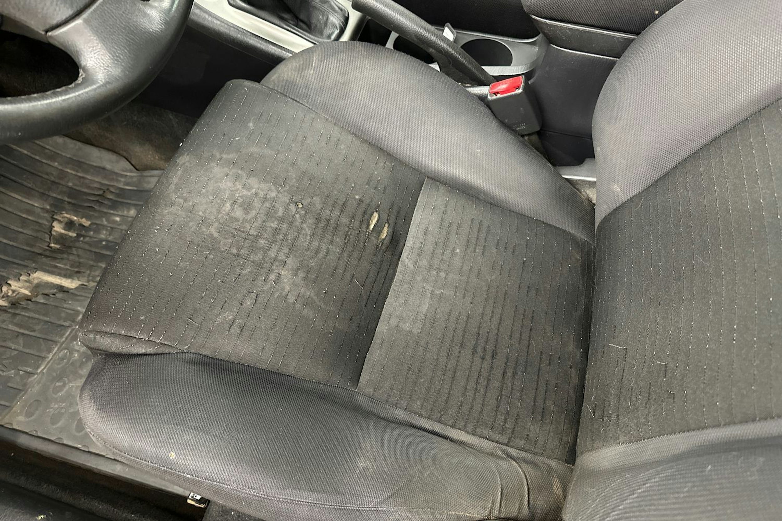 Punainen Toyota Corolla 2004 kuva 22.