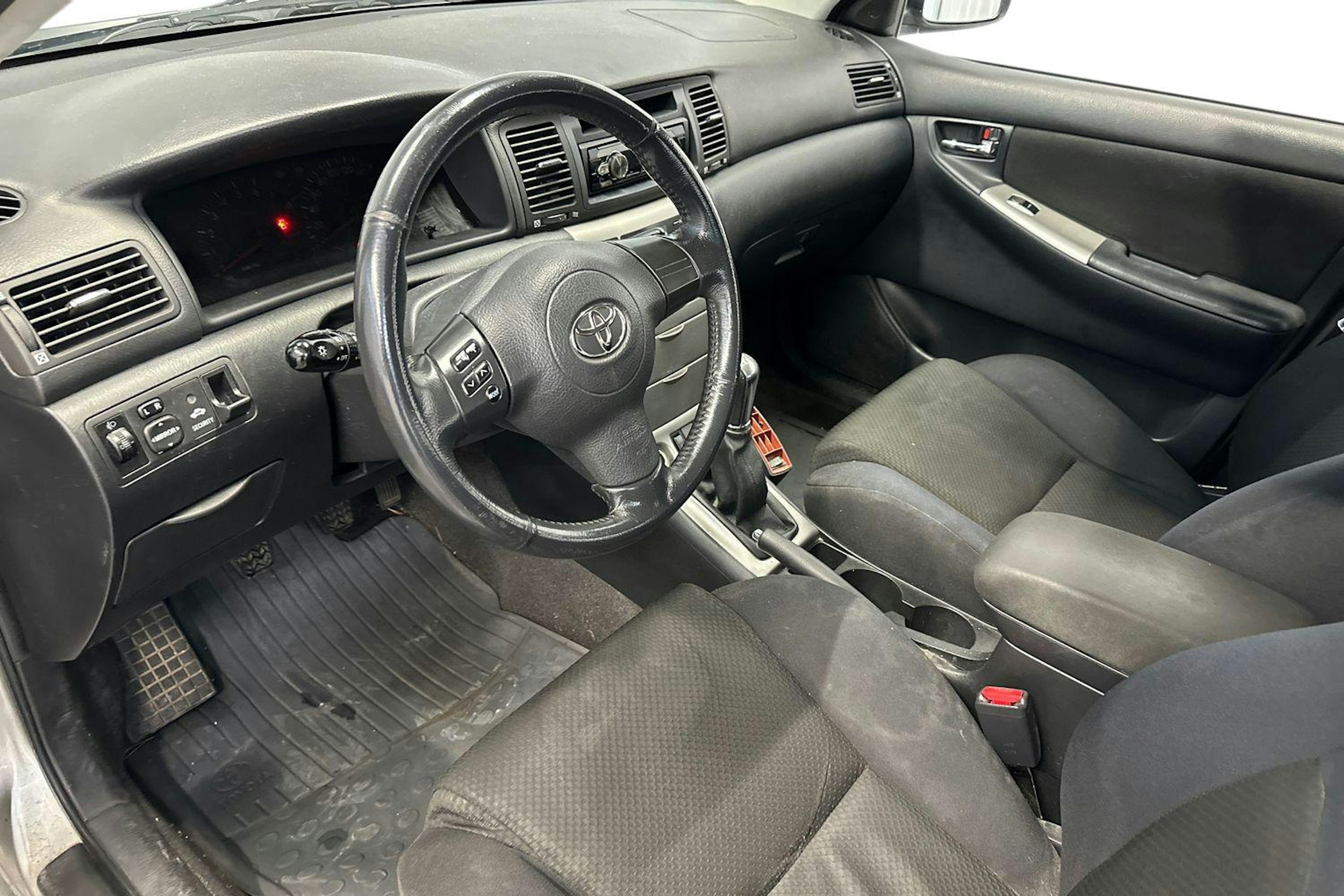 Hopea Toyota Corolla 2004 kuva 7.