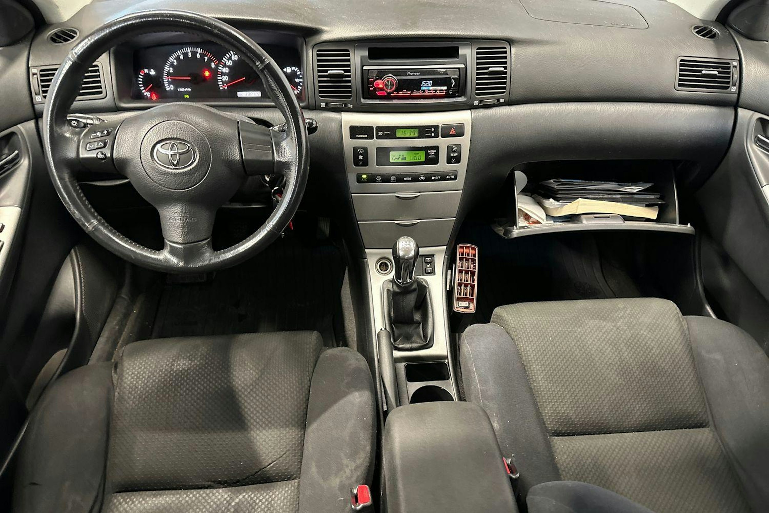 Hopea Toyota Corolla 2004 kuva 9.