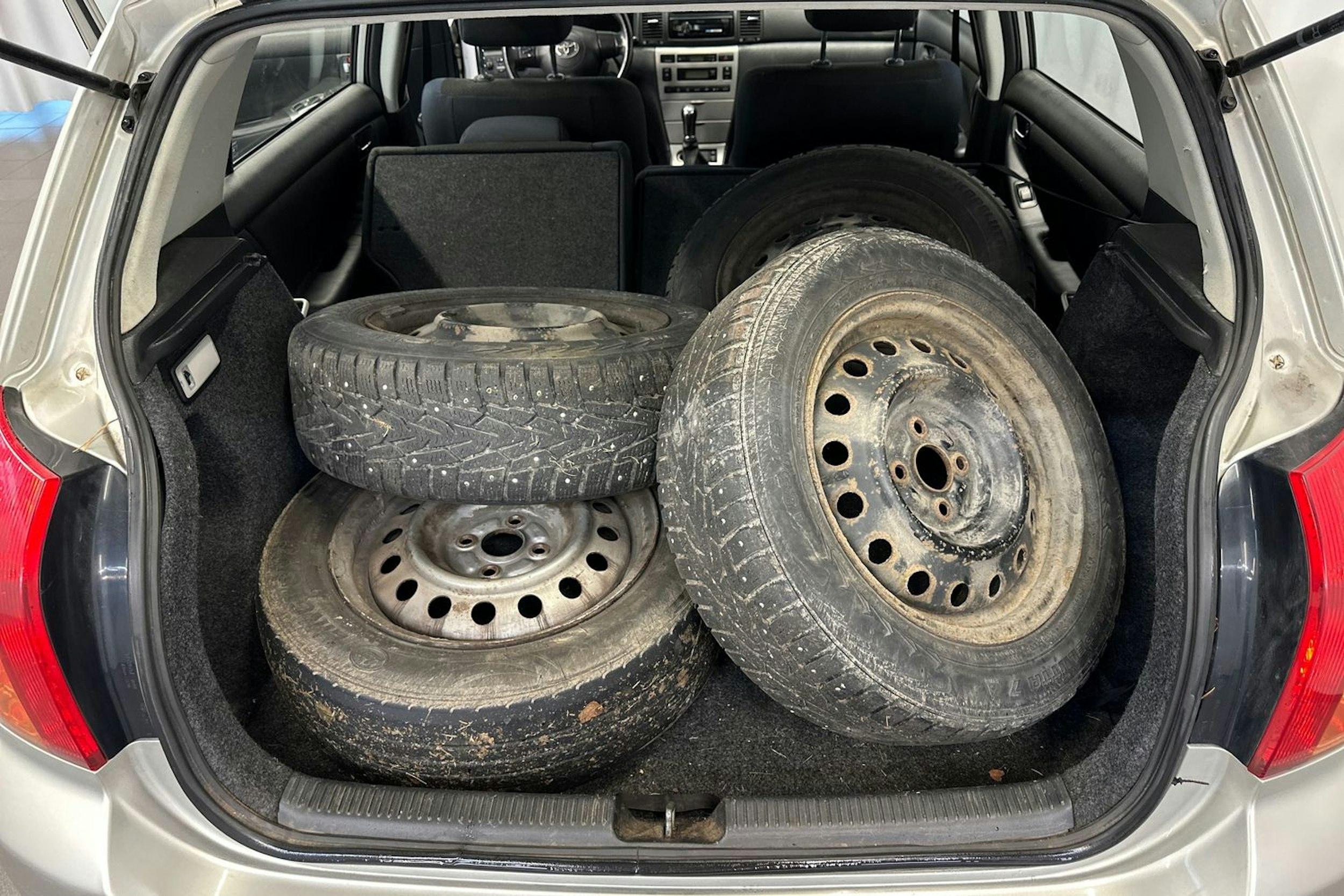 Hopea Toyota Corolla 2004 kuva 14.