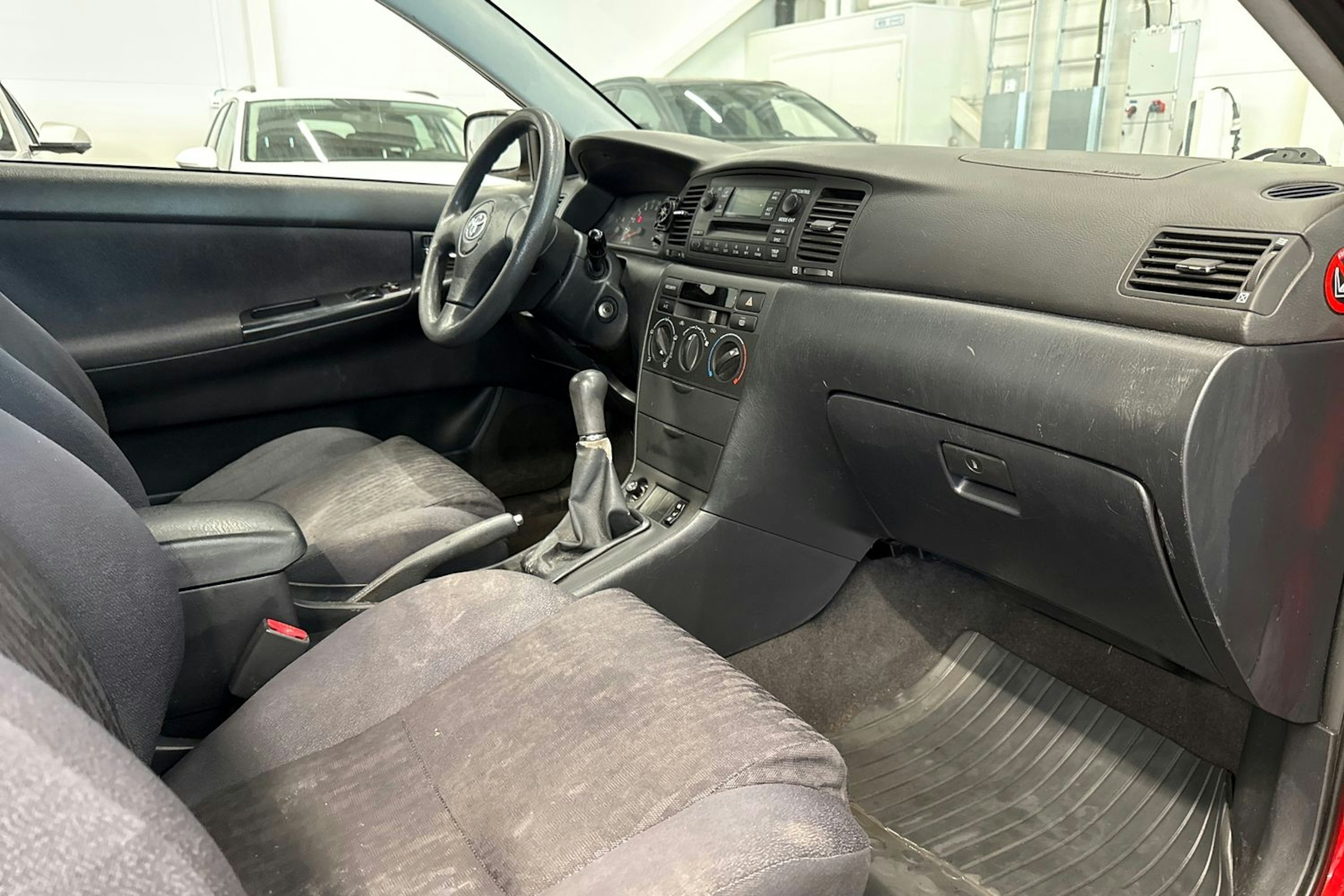 punainen Toyota Corolla 2004 kuva 22.