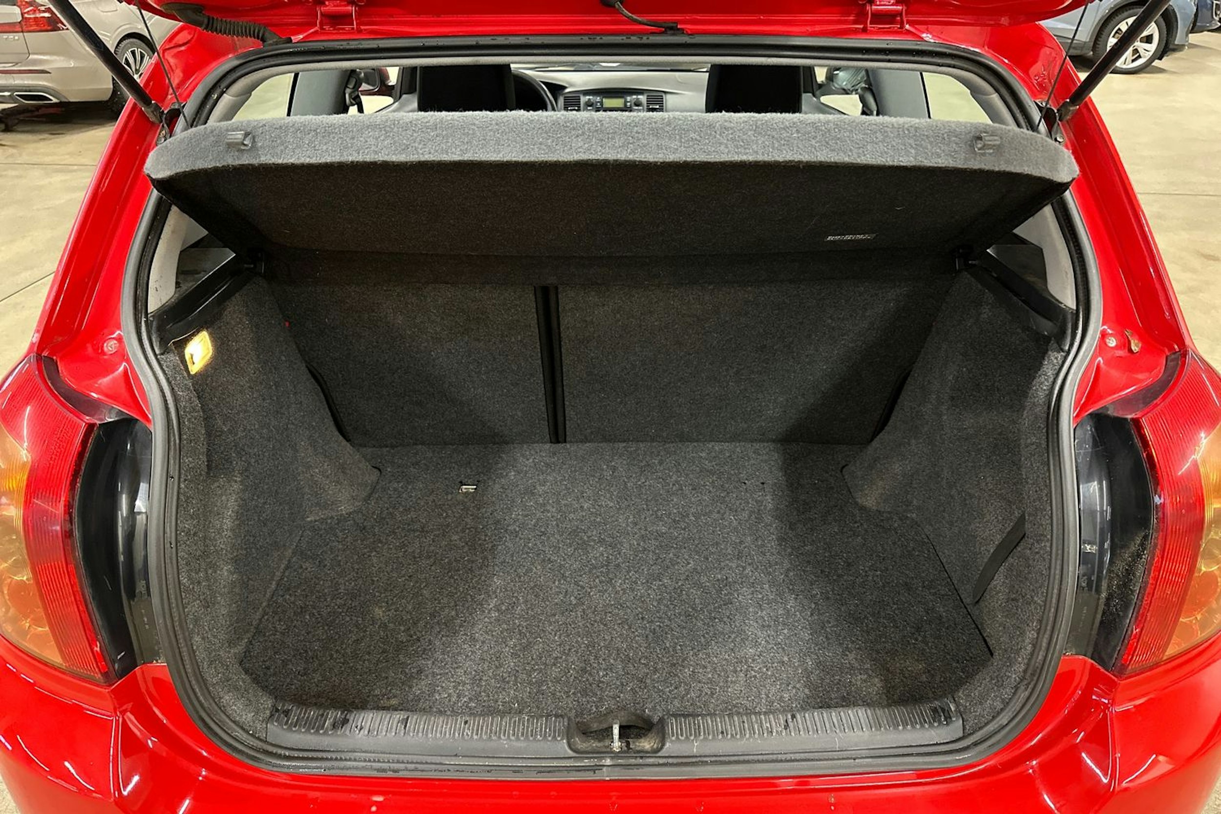 punainen Toyota Corolla 2006 kuva 24.