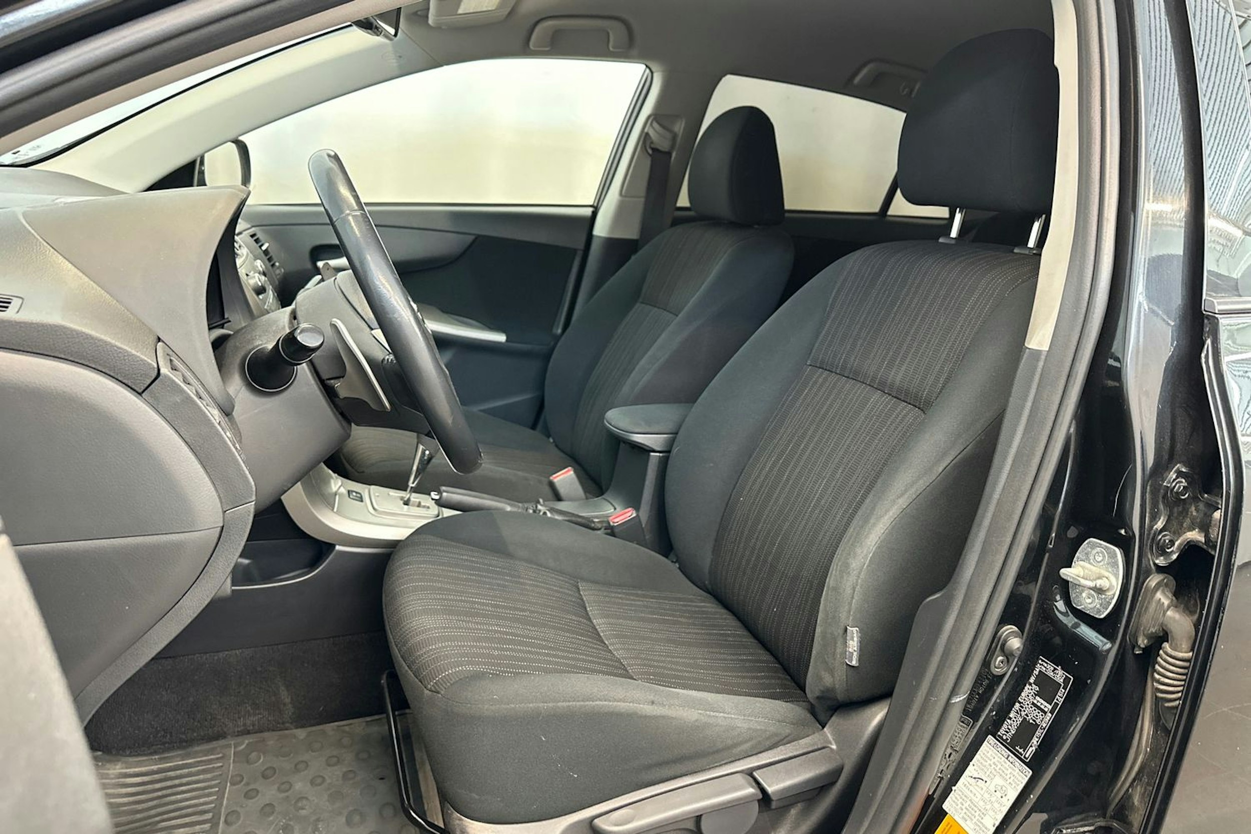 musta Toyota Corolla 2008 kuva 11.