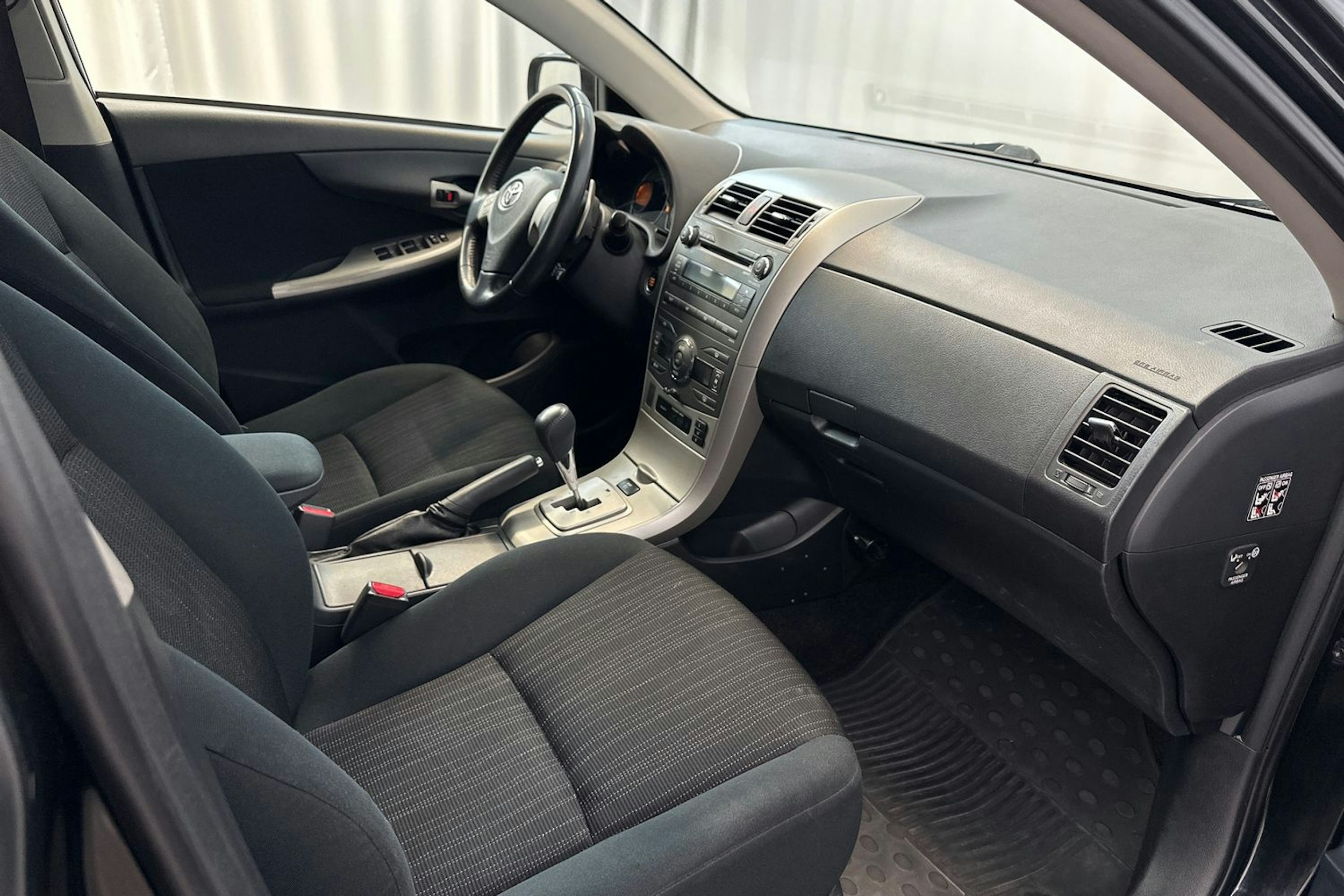 musta Toyota Corolla 2008 kuva 12.