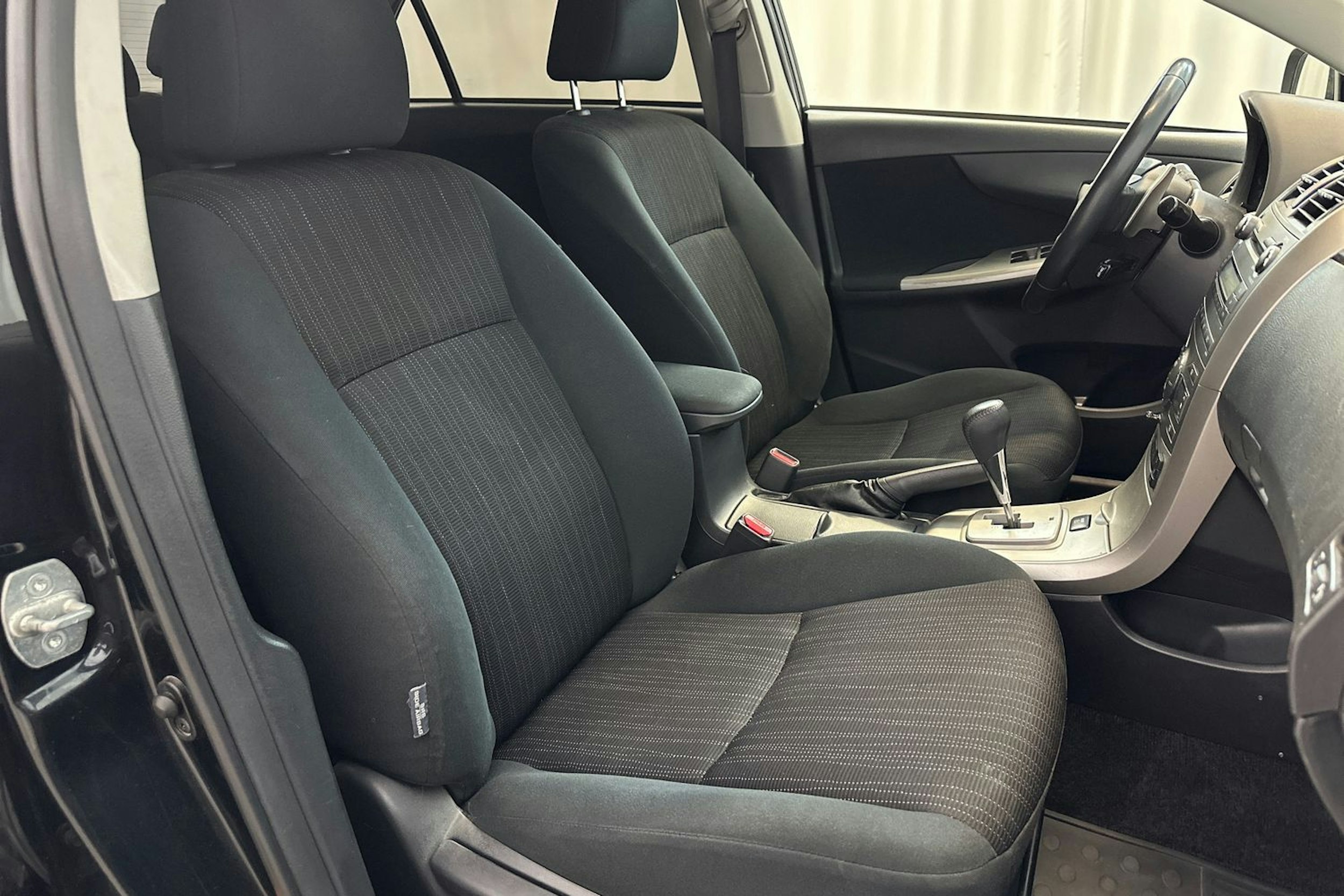 musta Toyota Corolla 2008 kuva 13.