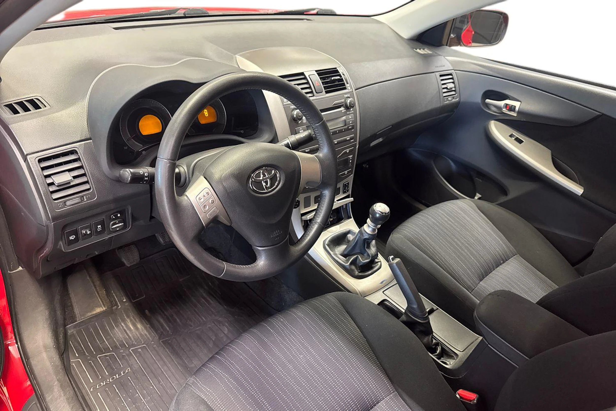 punainen Toyota Corolla 2011 kuva 6.