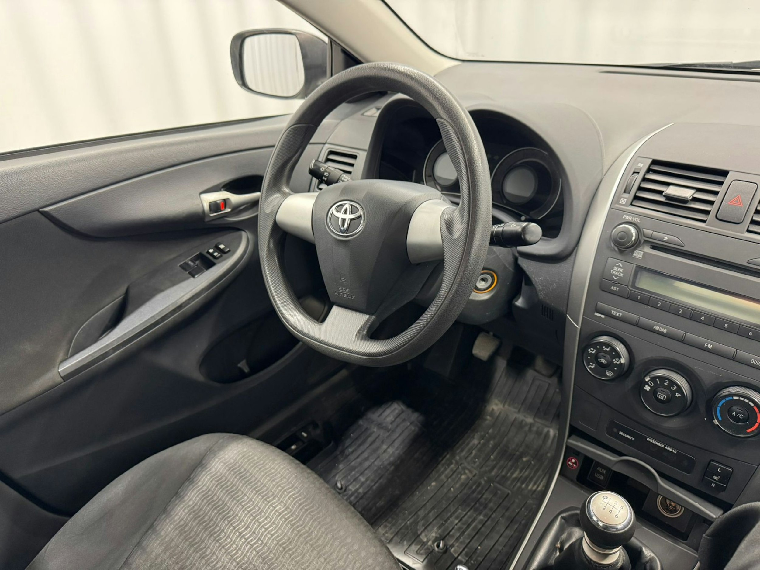 valkoinen Toyota Corolla 2011 kuva 9.