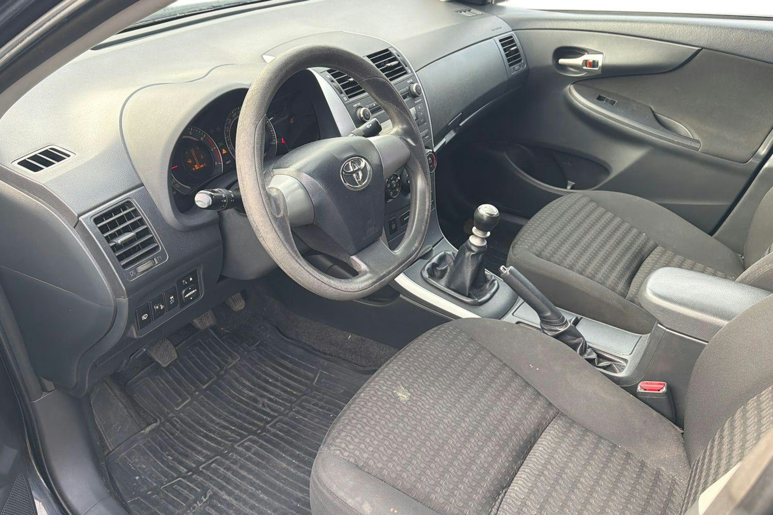musta Toyota Corolla 2011 kuva 3.