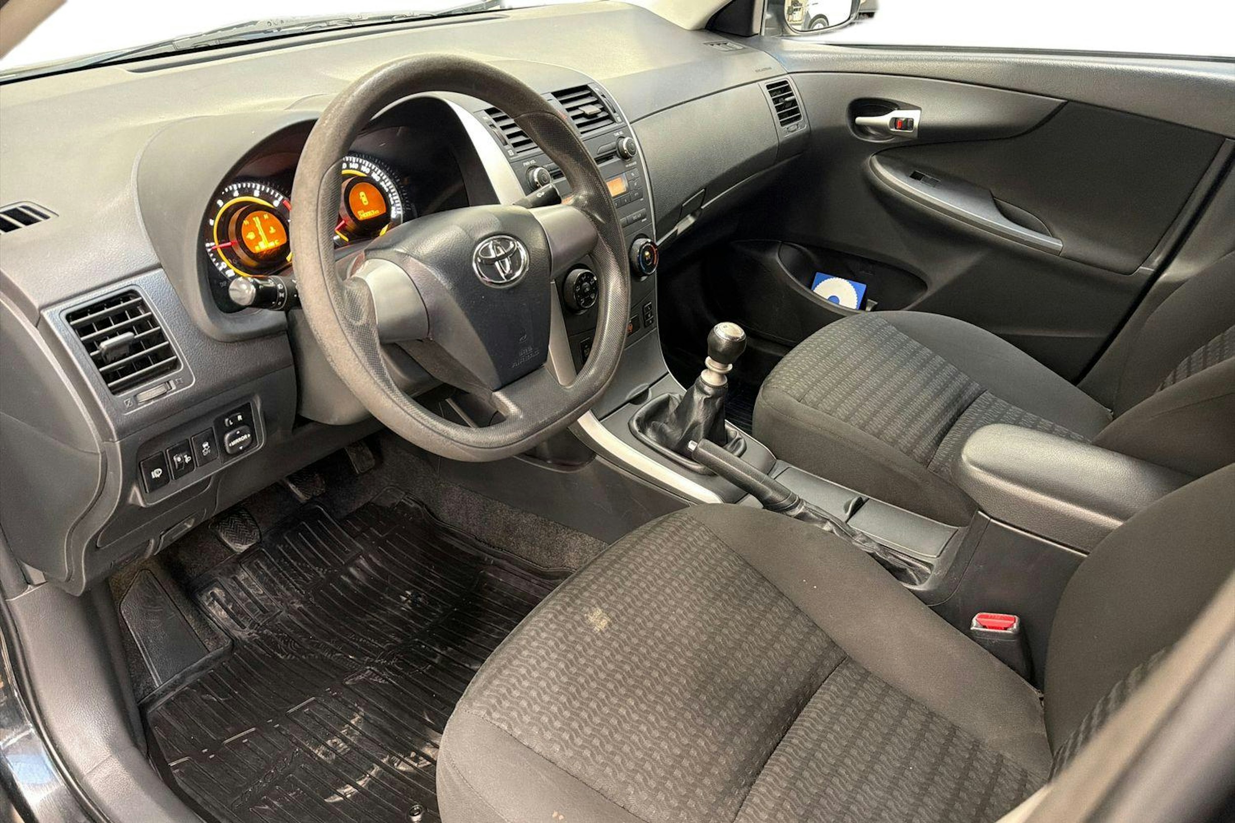 musta Toyota Corolla 2011 kuva 7.