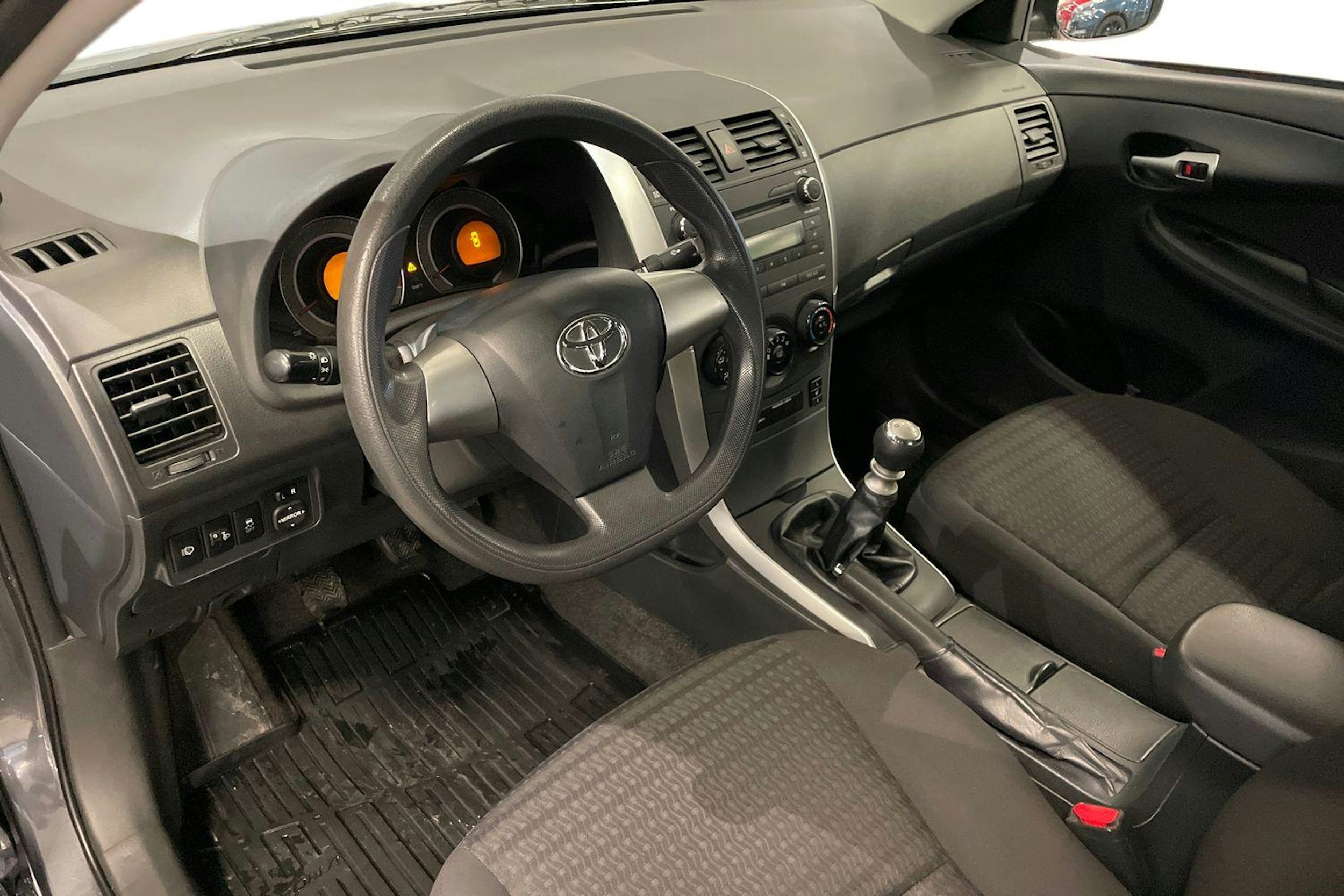 harmaa Toyota Corolla 2011 kuva 6.