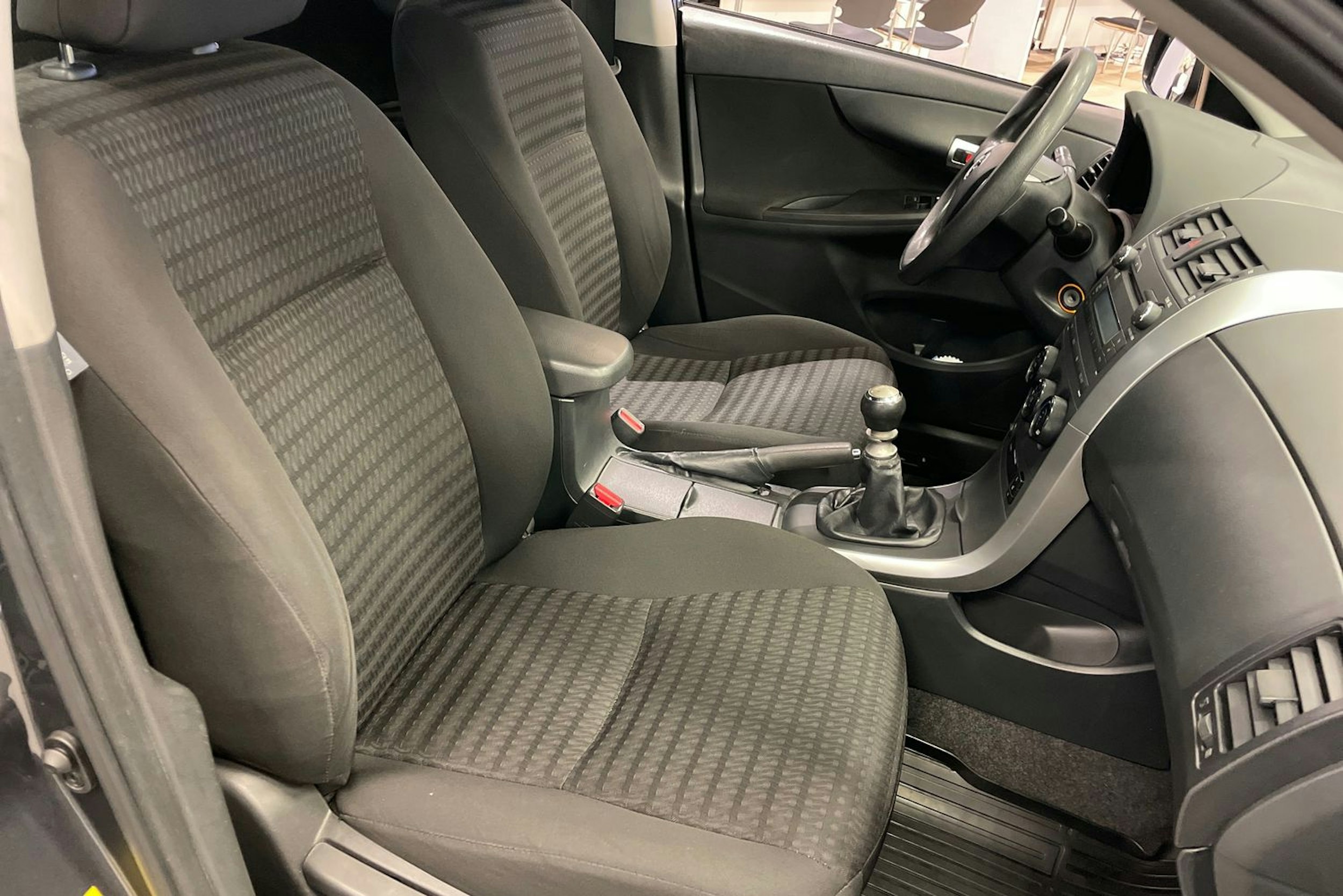 harmaa Toyota Corolla 2011 kuva 16.