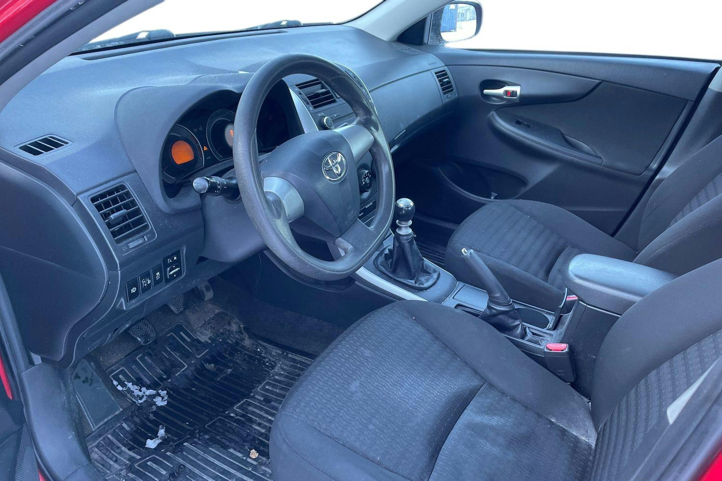 punainen Toyota Corolla 2011 kuva 3.