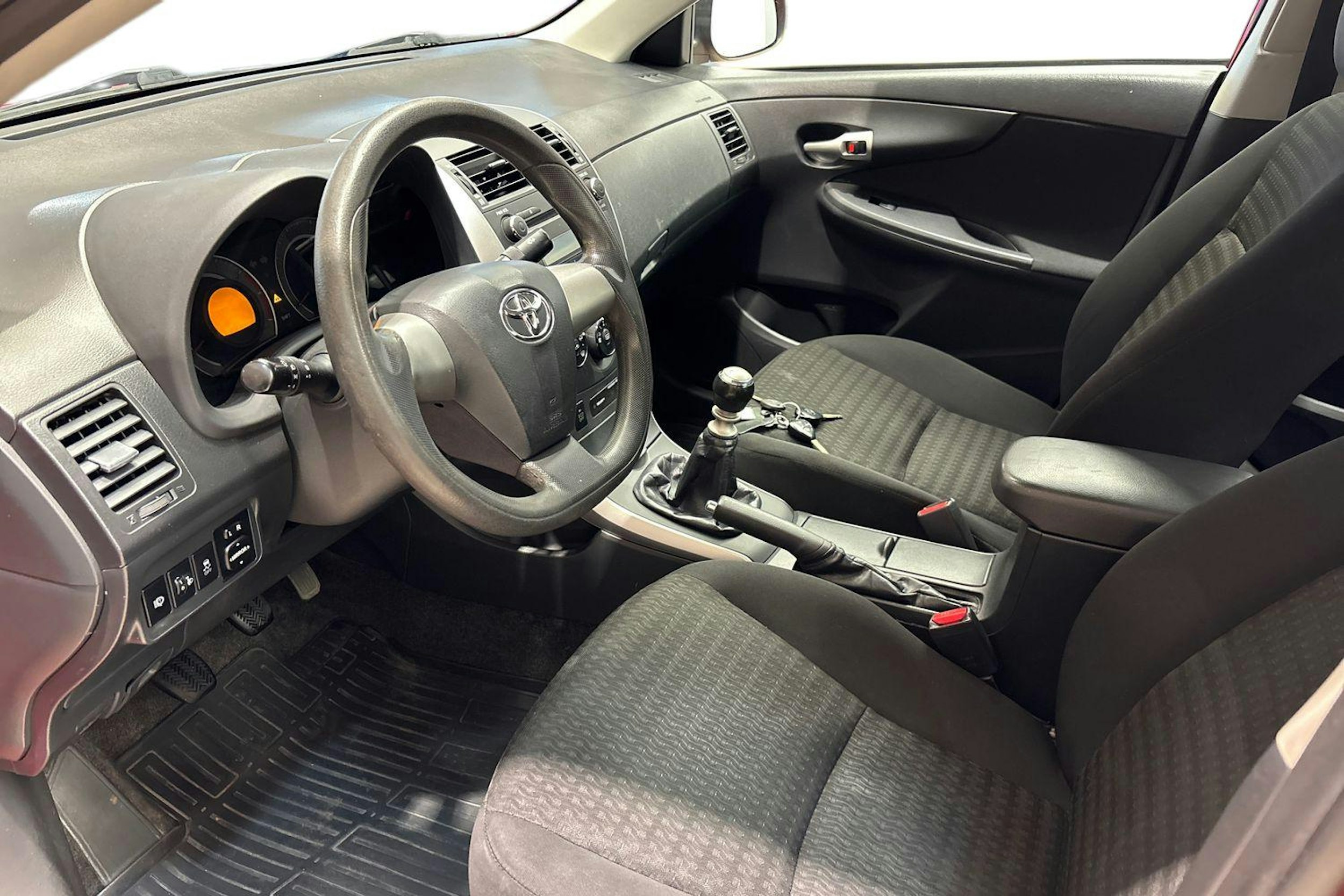 punainen Toyota Corolla 2011 kuva 7.