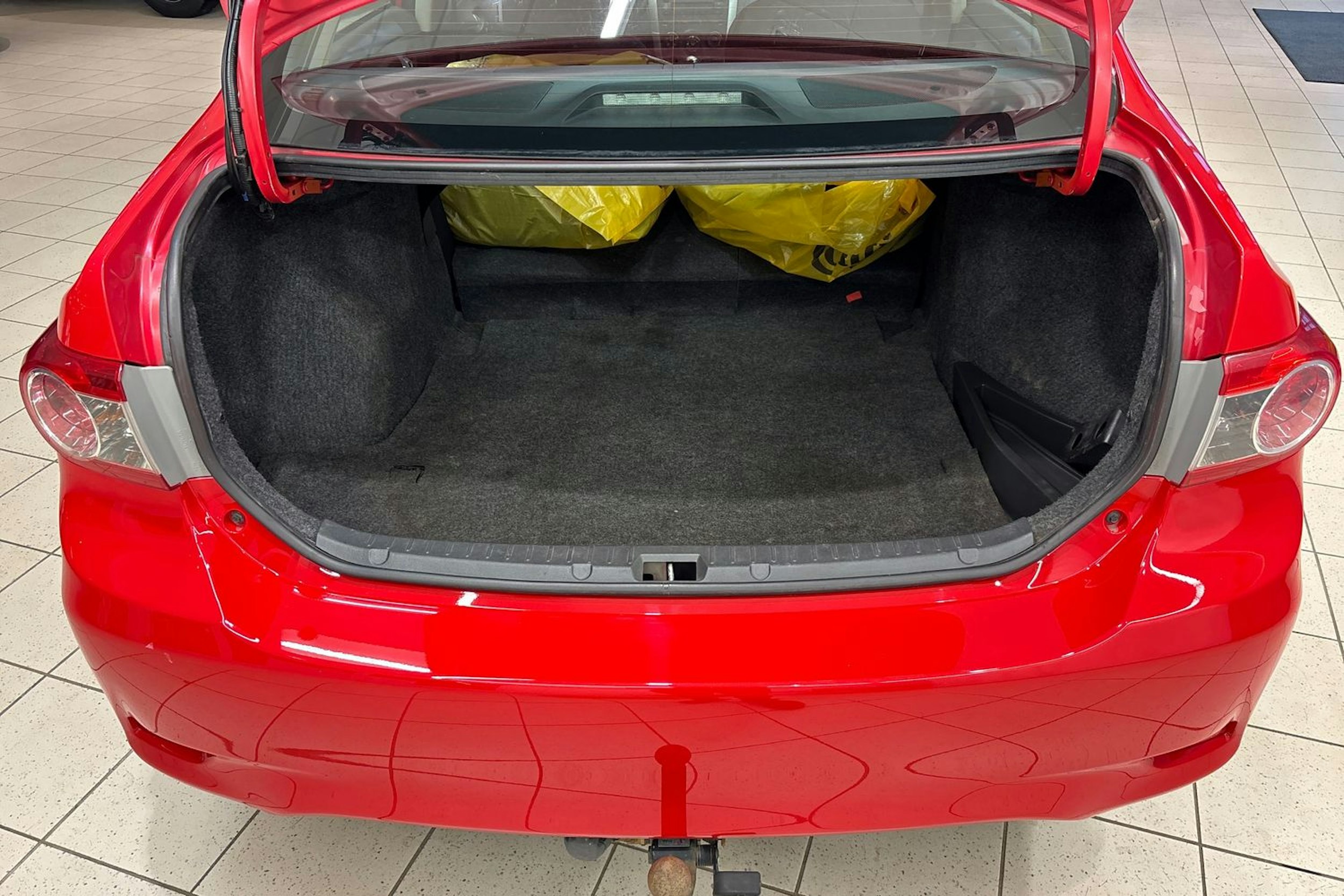 punainen Toyota Corolla 2011 kuva 16.