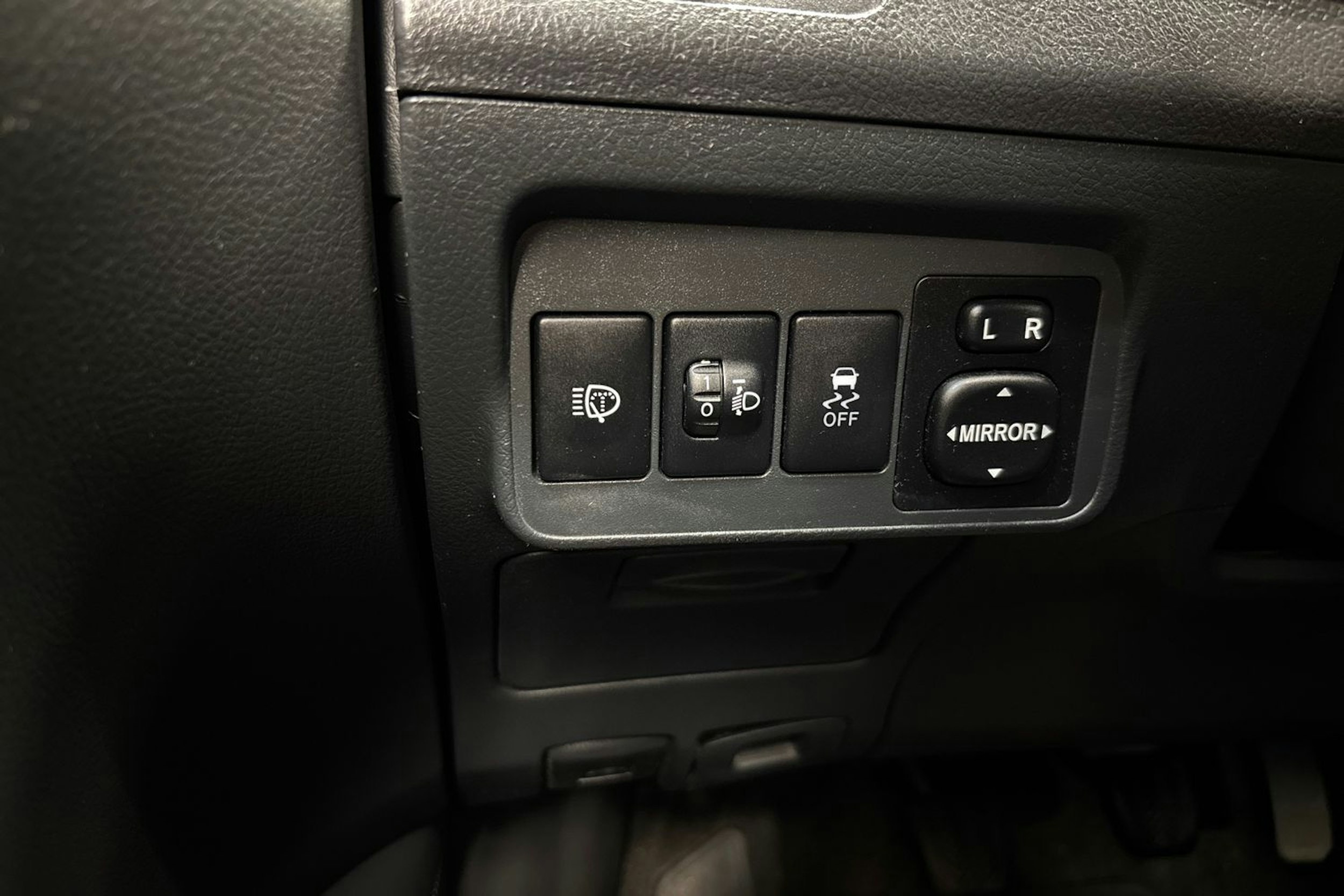 punainen Toyota Corolla 2011 kuva 18.