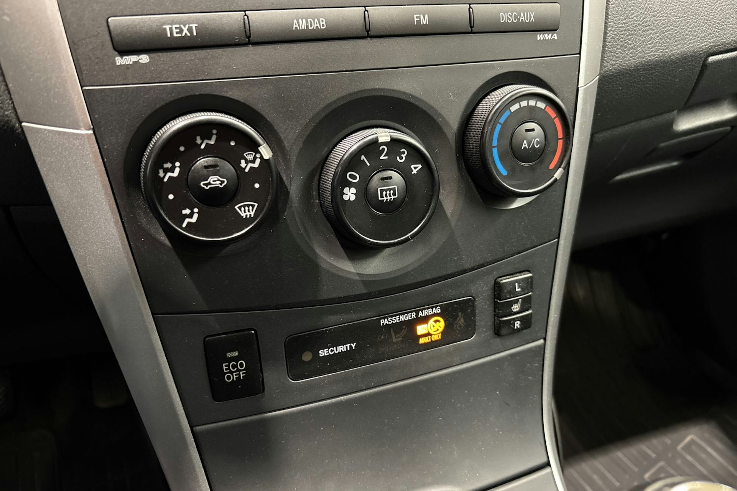 punainen Toyota Corolla 2011 kuva 22.