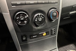 punainen Toyota Corolla 2011 kuva 22.